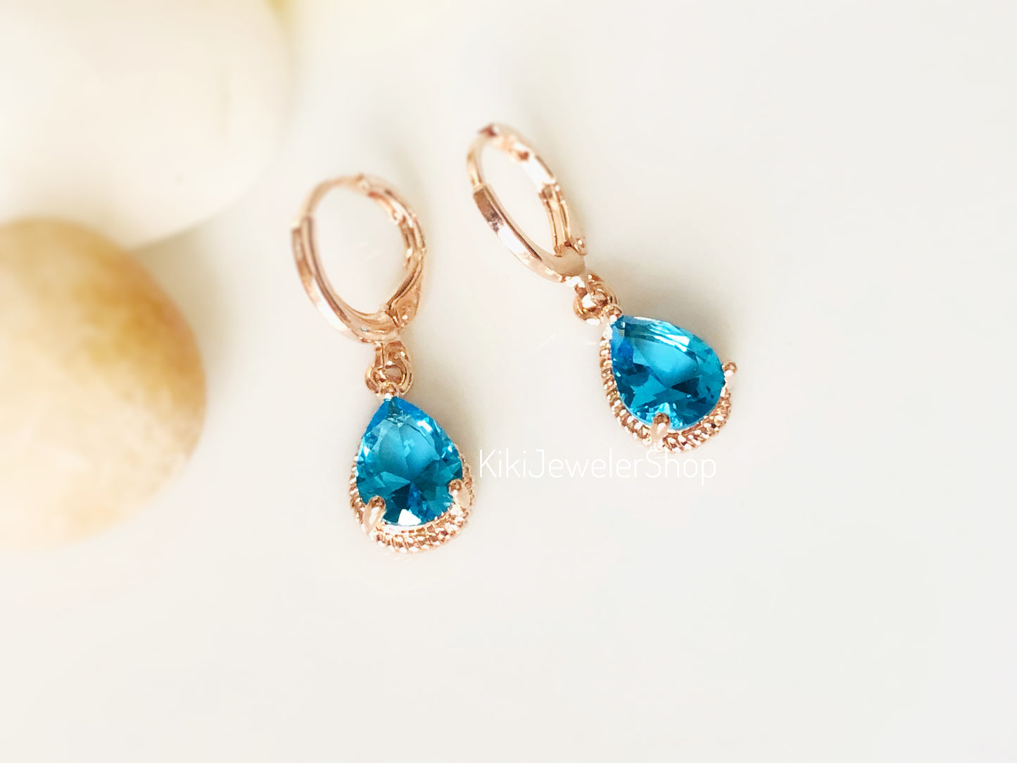 Boucles d'oreilles pendantes en topaze bleue en forme de larme, petites boucles d'oreilles en pierre précieuse bleue, cadeau pour elle, cadeau pour une fille, pierres de naissance de décembre.