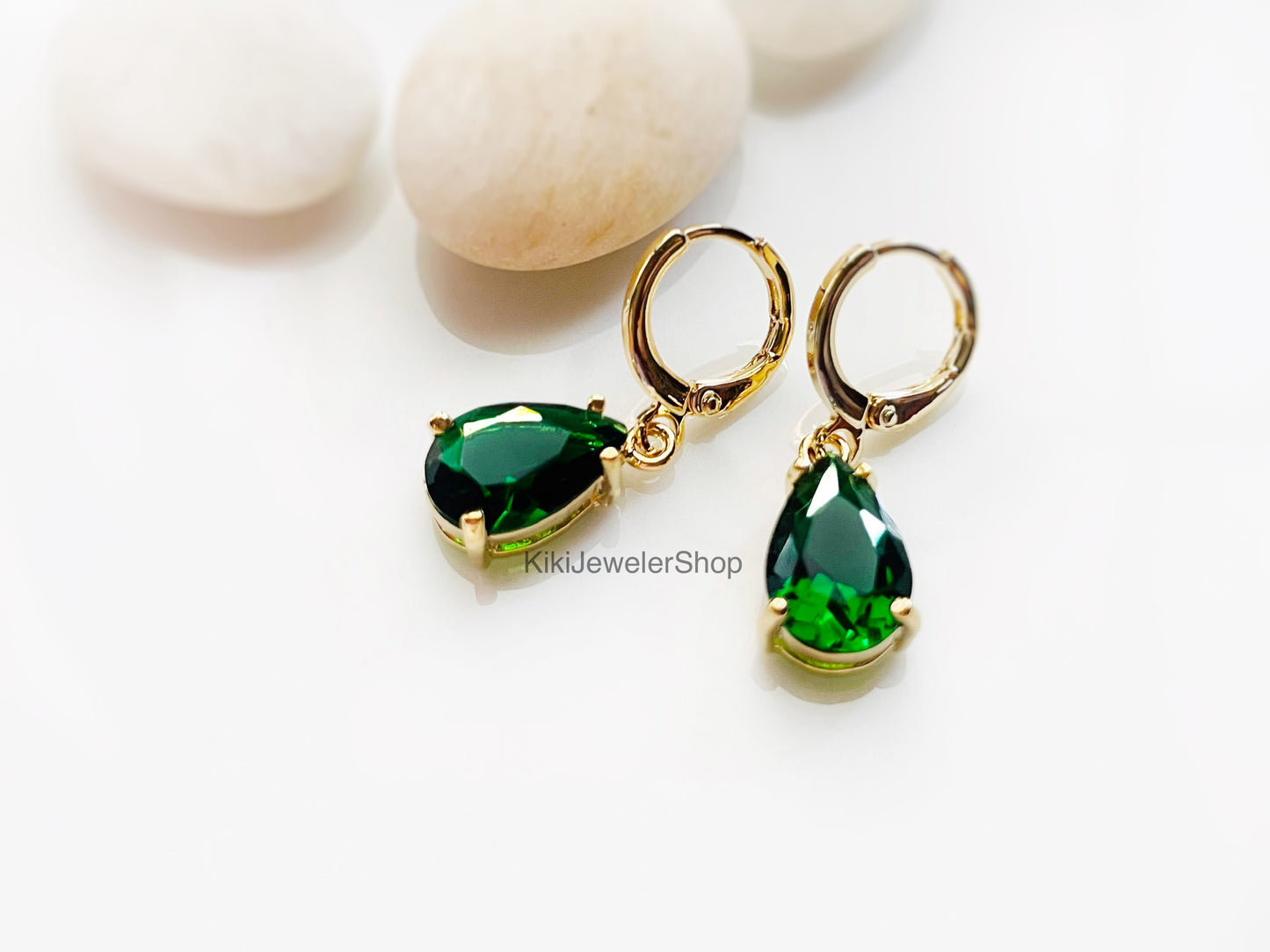 Boucles d'oreilles pendantes en or 14 carats serties d'une pierre précieuse vert émeraude, pierre de naissance du mois de mai, cadeau pour elle, cadeau pour une fille