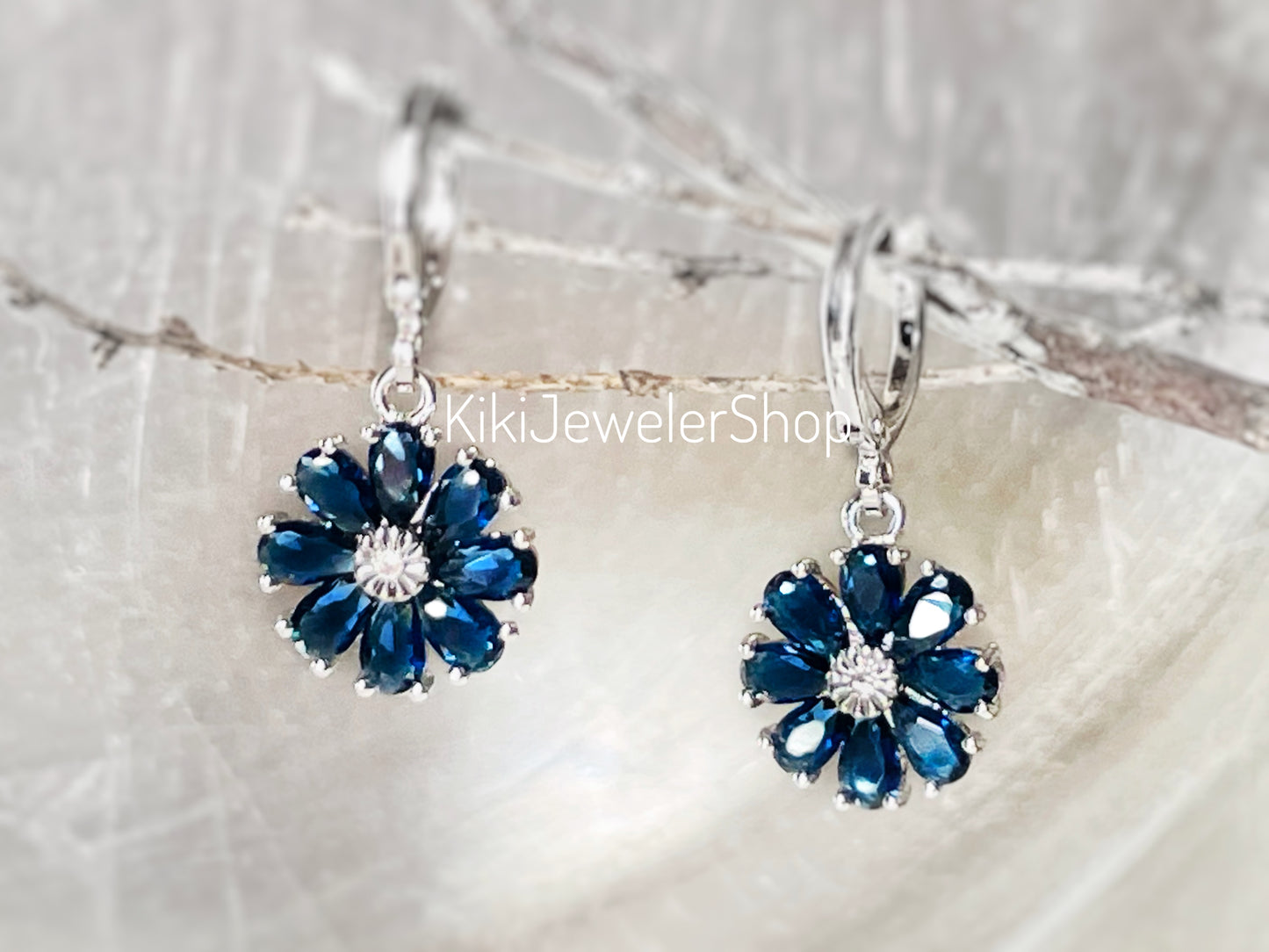 Boucles d'oreilles pendantes marguerite en saphir, boucles d'oreilles fleur en saphir bleu, boucle d'oreille pierre de naissance de septembre, cadeau pour maman, cadeau pour elle
