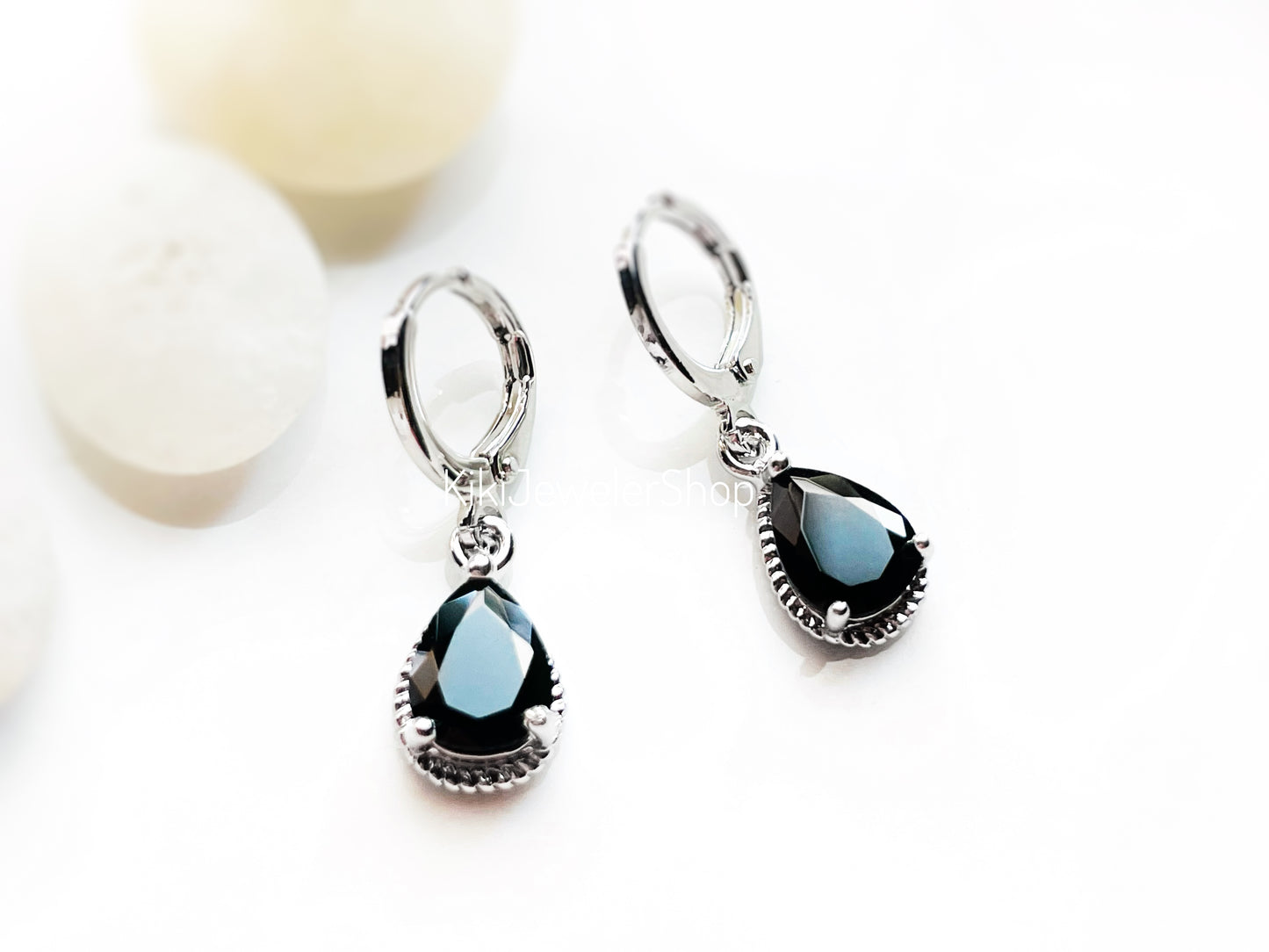 Boucles d'oreilles créoles pendantes en onyx en forme de larme, petites boucles d'oreilles serties d'une pierre précieuse noire, cadeau pour femme