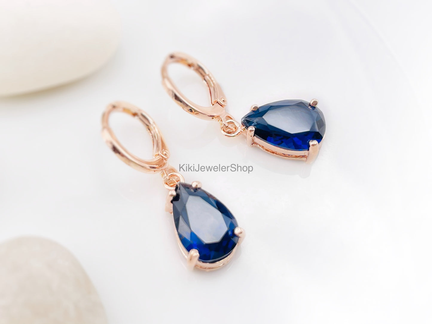 Boucles d'oreilles pendantes en saphir, pierre de naissance de septembre, bleu marine, cadeau pour elle, cadeau pour une fille, cadeau pour les demoiselles d'honneur