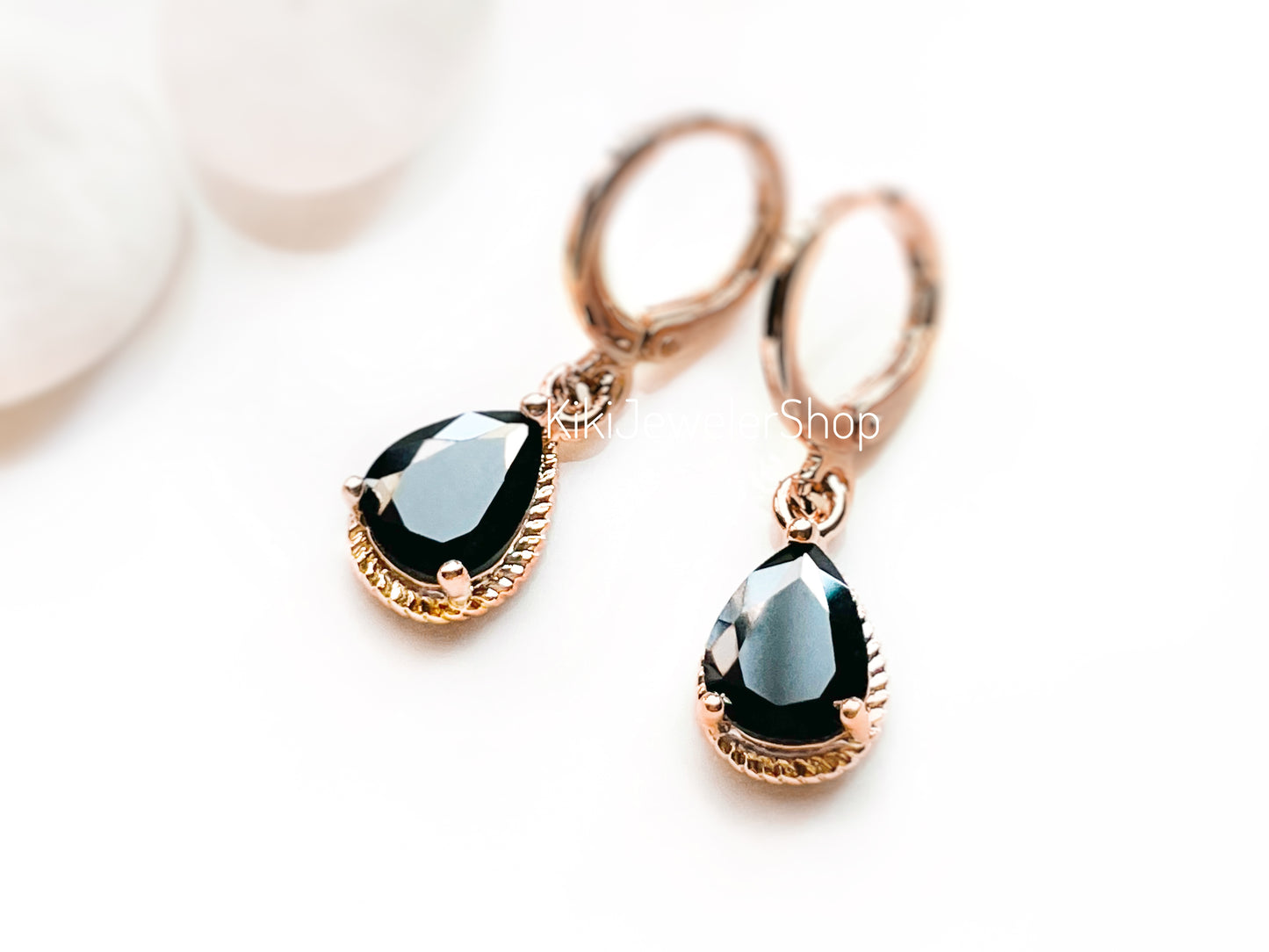 Boucles d'oreilles créoles pendantes en onyx en forme de larme, petites boucles d'oreilles serties d'une pierre précieuse noire, cadeau pour femme