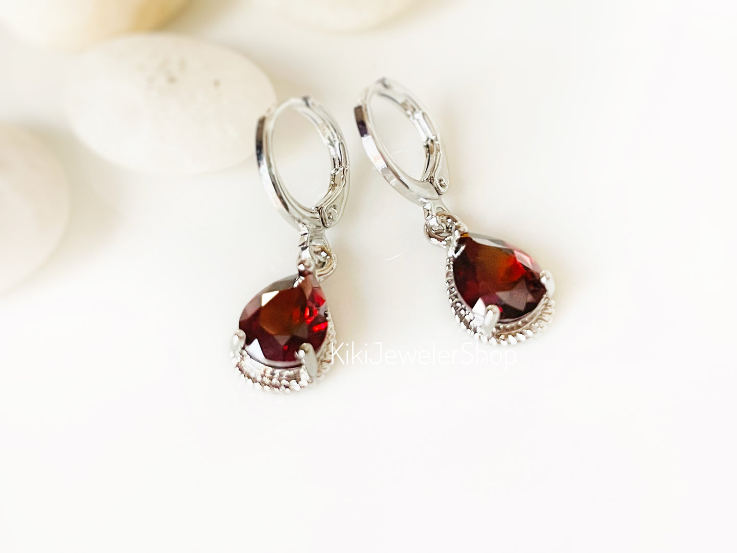 Boucles d'oreilles pendantes en grenat en forme de larme, petites boucles d'oreilles serties d'une pierre rouge, cadeau pour elle, cadeau pour une fille, pierre de naissance de janvier