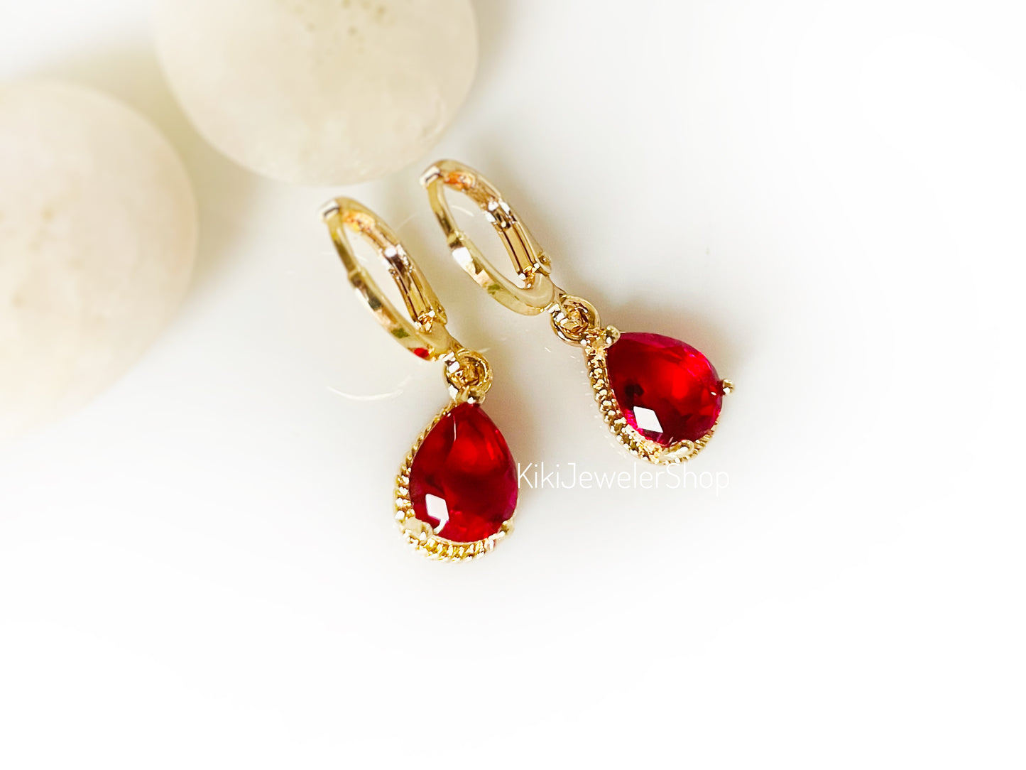 Petites boucles d'oreilles pendantes en forme de larme, rubis rouge vif serti clos, cadeau pour elle, cadeau pour une fille, pierre de naissance de juillet