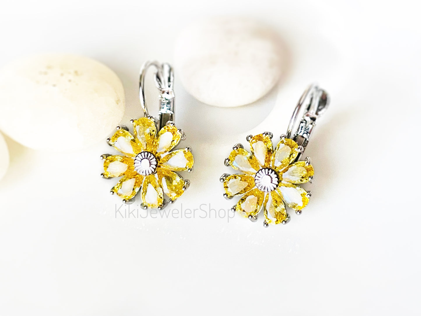 Boucles d'oreilles marguerite en citrine, boucles d'oreilles fleur en pierre précieuse jaune, boucles d'oreilles pierre de naissance de novembre, cadeau pour maman, cadeau pour elle