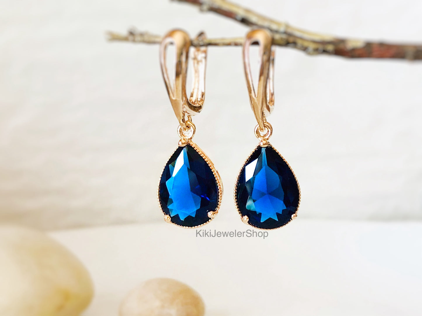 Boucles d'oreilles pendantes en saphir en forme de larme, grandes boucles d'oreilles en pierre précieuse bleu foncé en forme de larme, cadeau pour elle, cadeau pour maman, pierres de naissance de septembre
