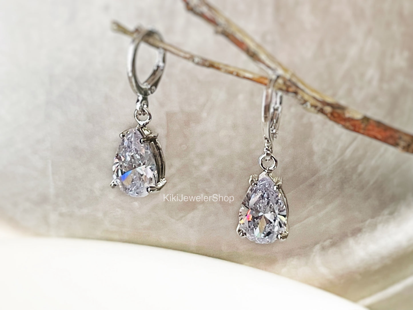 Boucles d'oreilles pendantes en saphir blanc, pierres précieuses blanches, cadeau pour elle, boucles d'oreilles de mariée, pierre de naissance d'avril