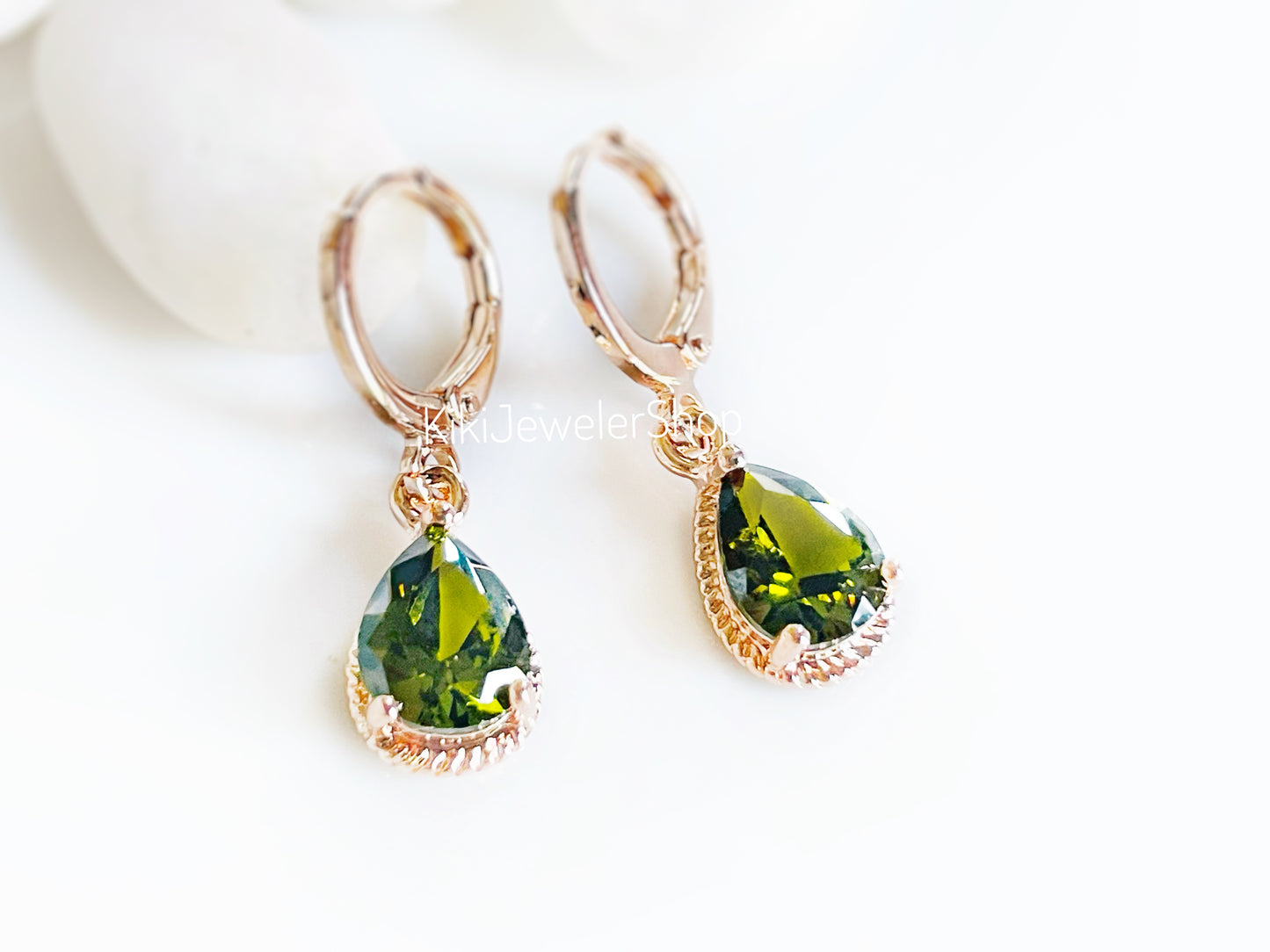 Boucles d'oreilles pendantes en péridot, pierre précieuse vert olive en forme de larme, cadeau pour elle, cadeau pour fille, pierre de naissance d'août