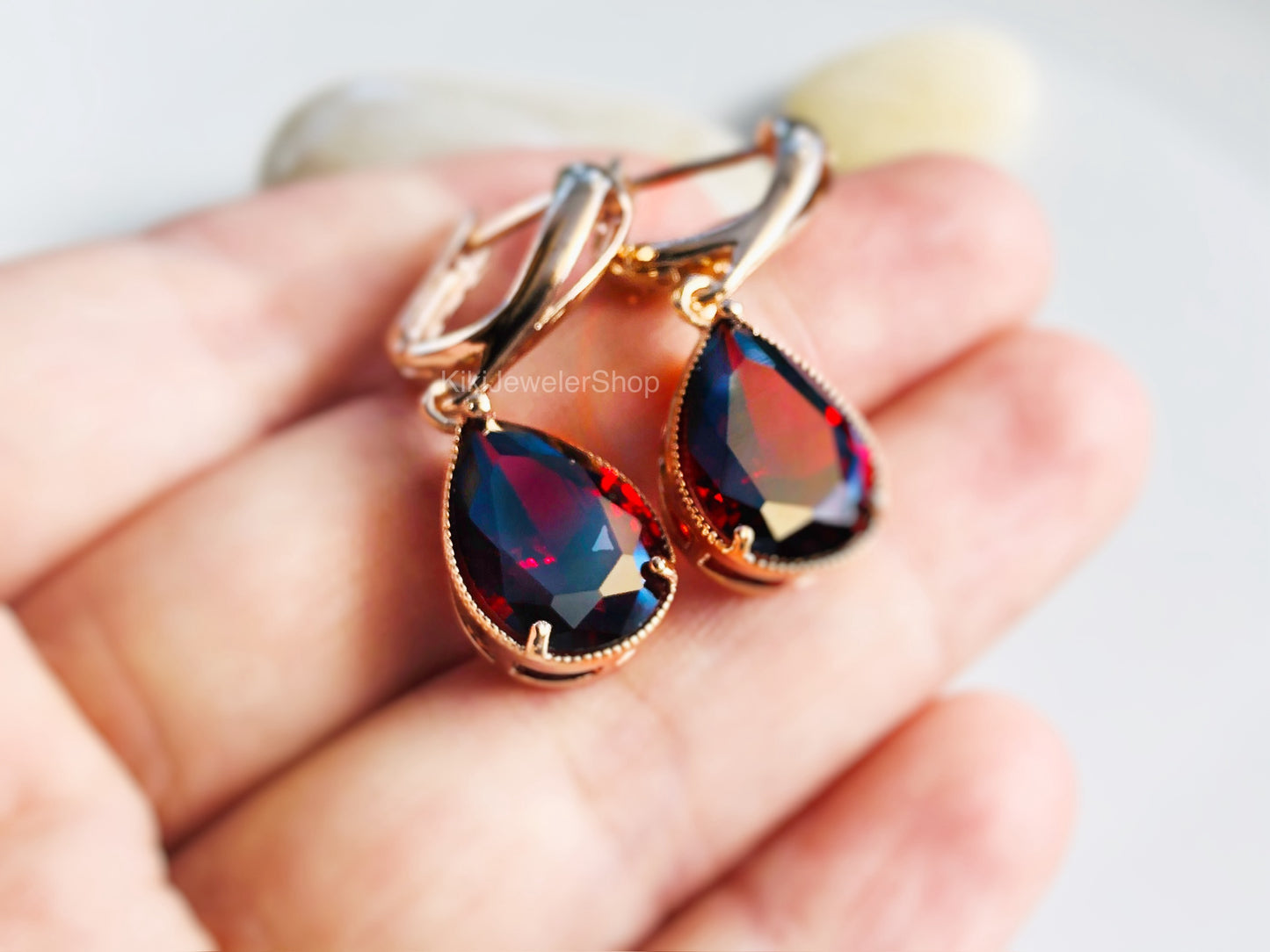 Boucles d'oreilles pendantes en or blanc et grenat, pierre de naissance de janvier, boucles d'oreilles en pierre précieuse rouge foncé, cadeau pour elle, cadeau pour maman, anniversaire de janvier