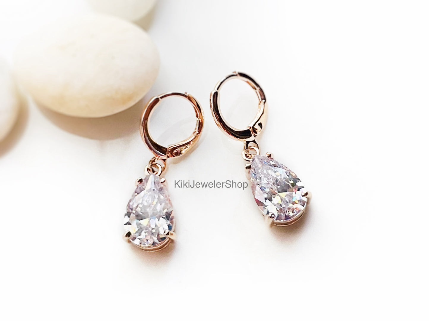 Boucles d'oreilles pendantes en saphir blanc, pierres précieuses blanches, cadeau pour elle, boucles d'oreilles de mariée, pierre de naissance d'avril