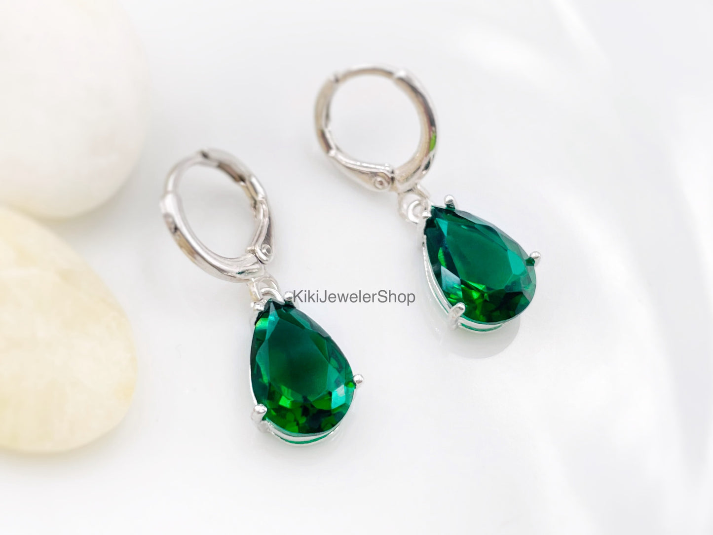 Boucles d'oreilles pendantes en or 14 carats serties d'une pierre précieuse vert émeraude, pierre de naissance du mois de mai, cadeau pour elle, cadeau pour une fille