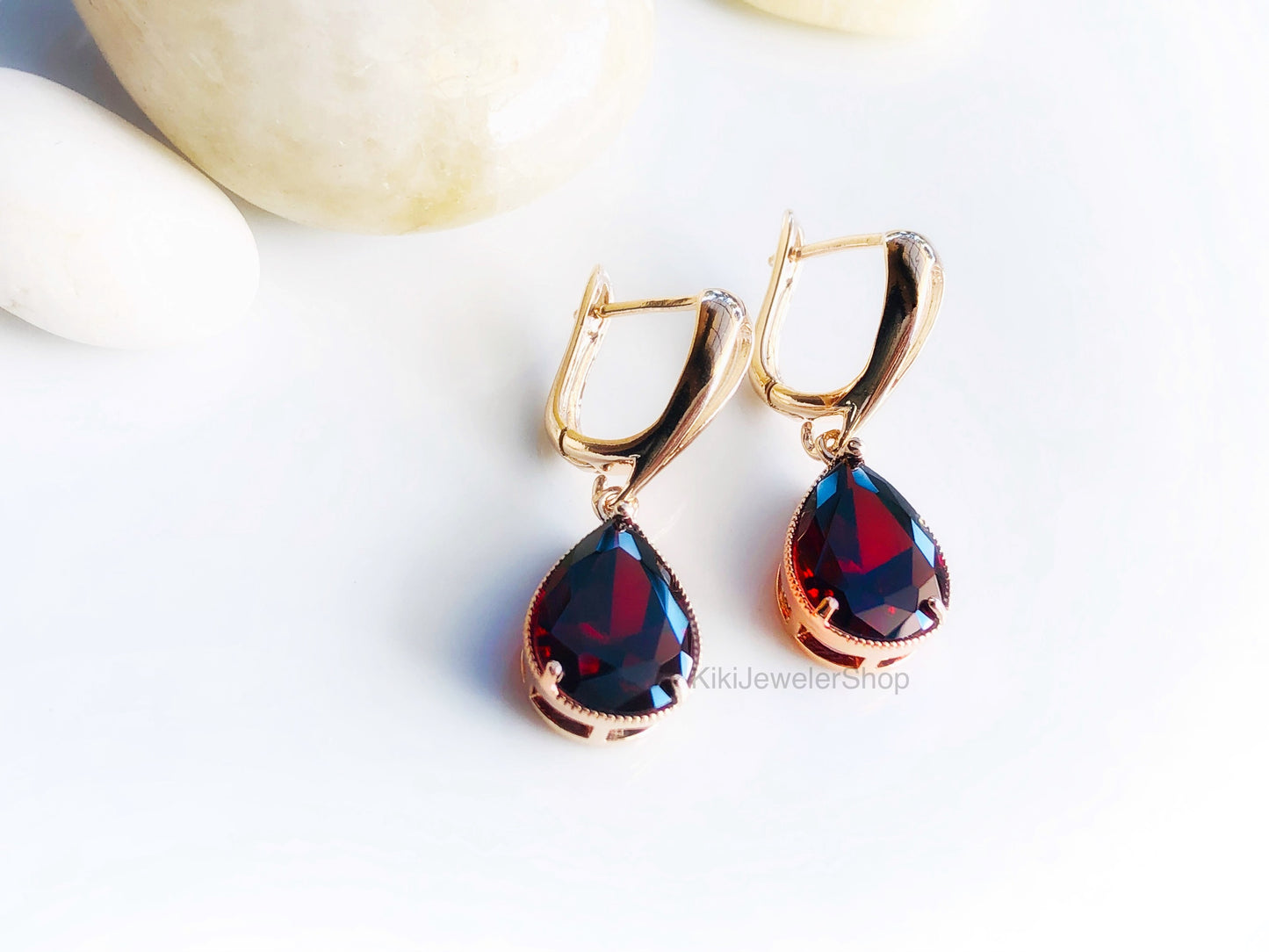 Boucles d'oreilles pendantes en or blanc et grenat, pierre de naissance de janvier, boucles d'oreilles en pierre précieuse rouge foncé, cadeau pour elle, cadeau pour maman, anniversaire de janvier