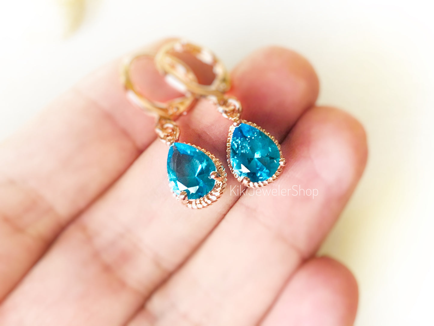 Petites boucles d'oreilles pendantes en forme de larme, rubis rouge vif serti clos, cadeau pour elle, cadeau pour une fille, pierre de naissance de juillet