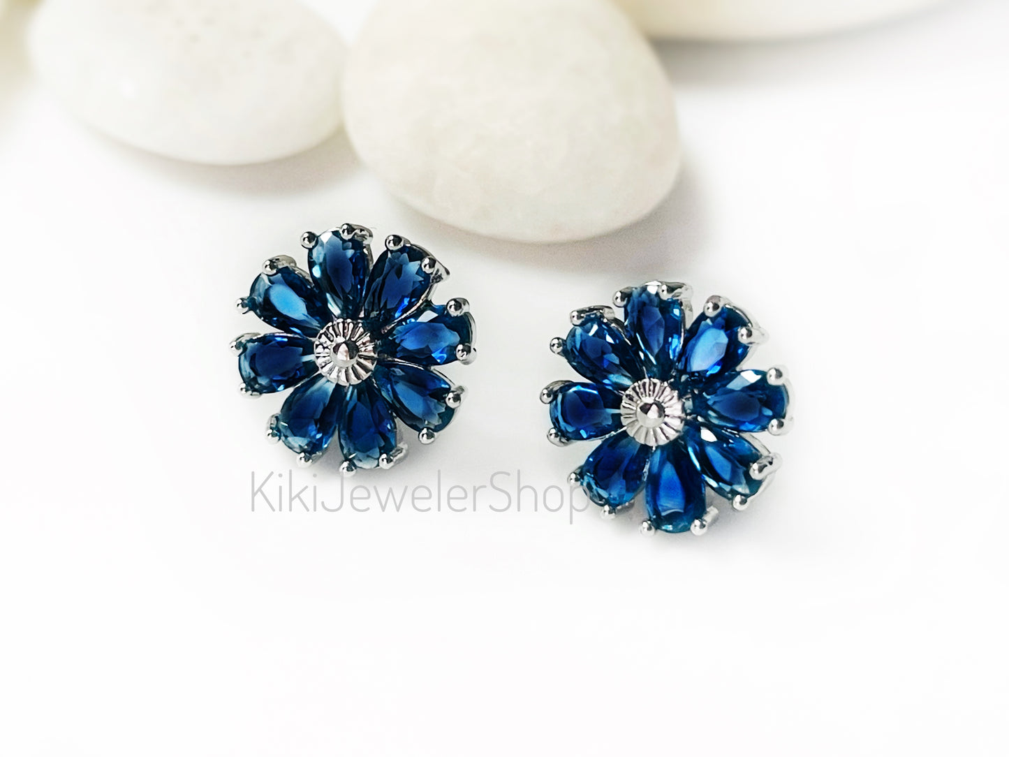 Boucles d'oreilles pendantes marguerite en saphir, boucles d'oreilles fleur en saphir bleu, boucle d'oreille pierre de naissance de septembre, cadeau pour maman, cadeau pour elle