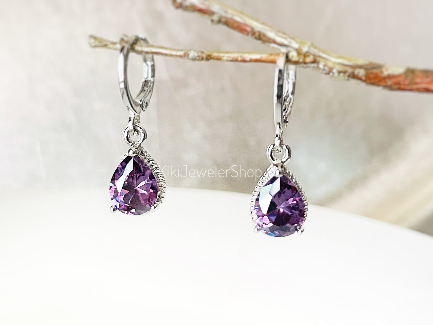 Boucles d'oreilles pendantes en améthyste, petites boucles d'oreilles violettes serties clos, cadeau pour elle, cadeau pour fille, pierre de naissance de février