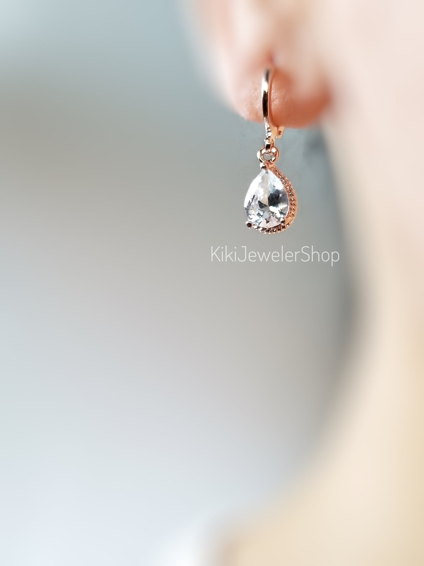 Boucles d'oreilles pendantes en forme de larme d'aigue-marine, pierres précieuses bleu clair serties clos, cadeau pour fille, cadeau pour elle, pierres de naissance de mars