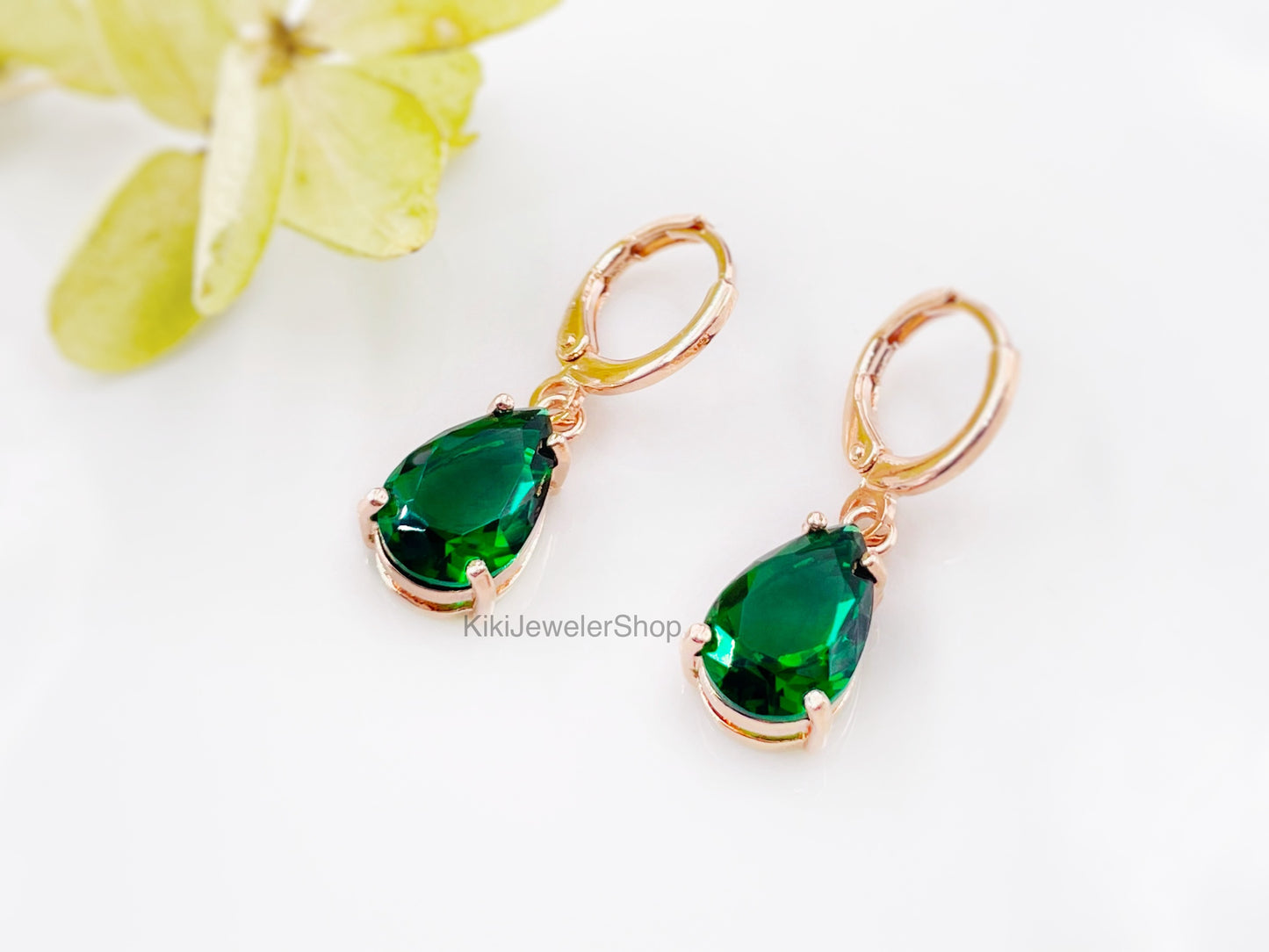 Boucles d'oreilles pendantes en or 14 carats serties d'une pierre précieuse vert émeraude, pierre de naissance du mois de mai, cadeau pour elle, cadeau pour une fille