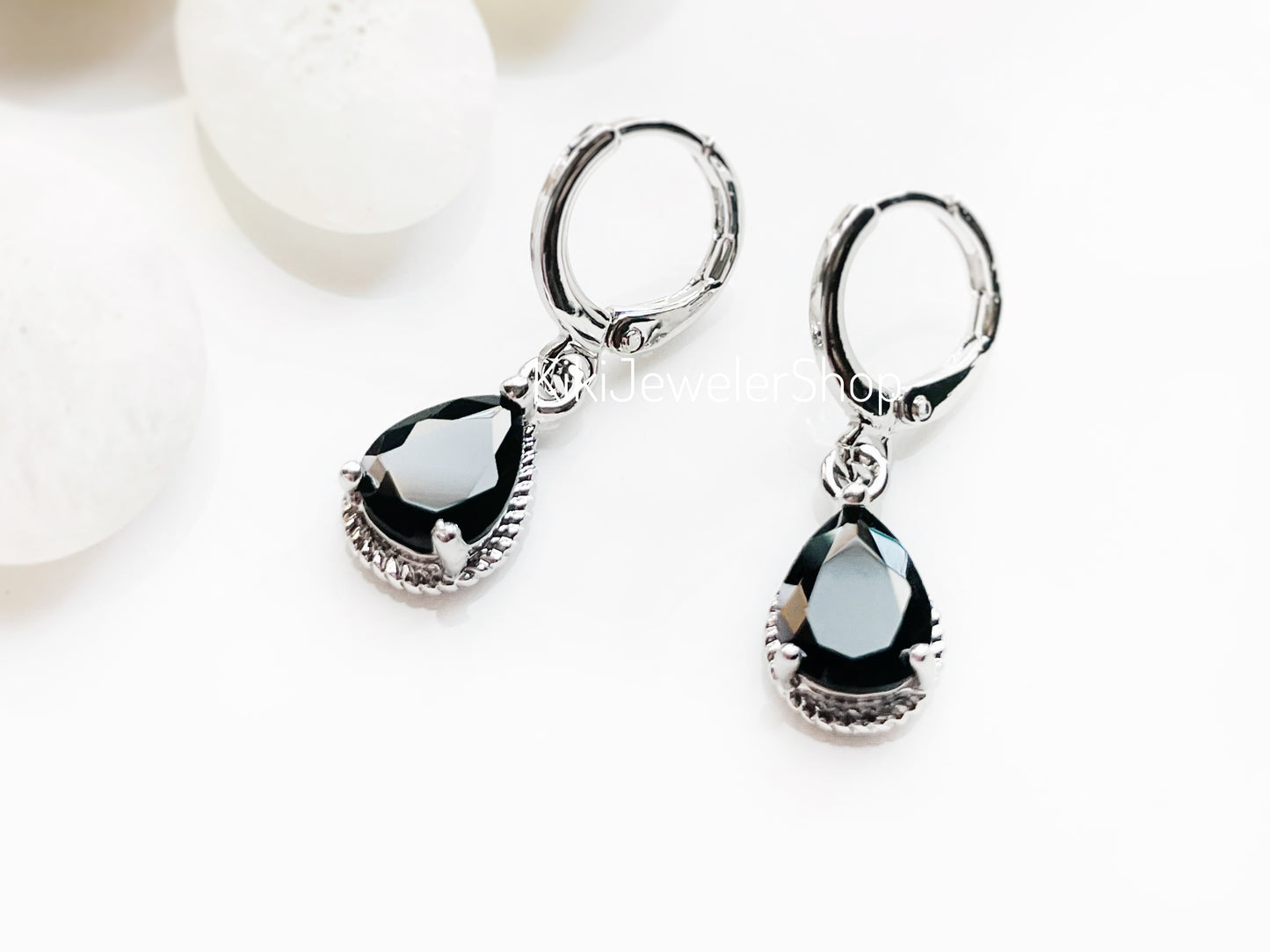 Boucles d'oreilles créoles pendantes en onyx en forme de larme, petites boucles d'oreilles serties d'une pierre précieuse noire, cadeau pour femme
