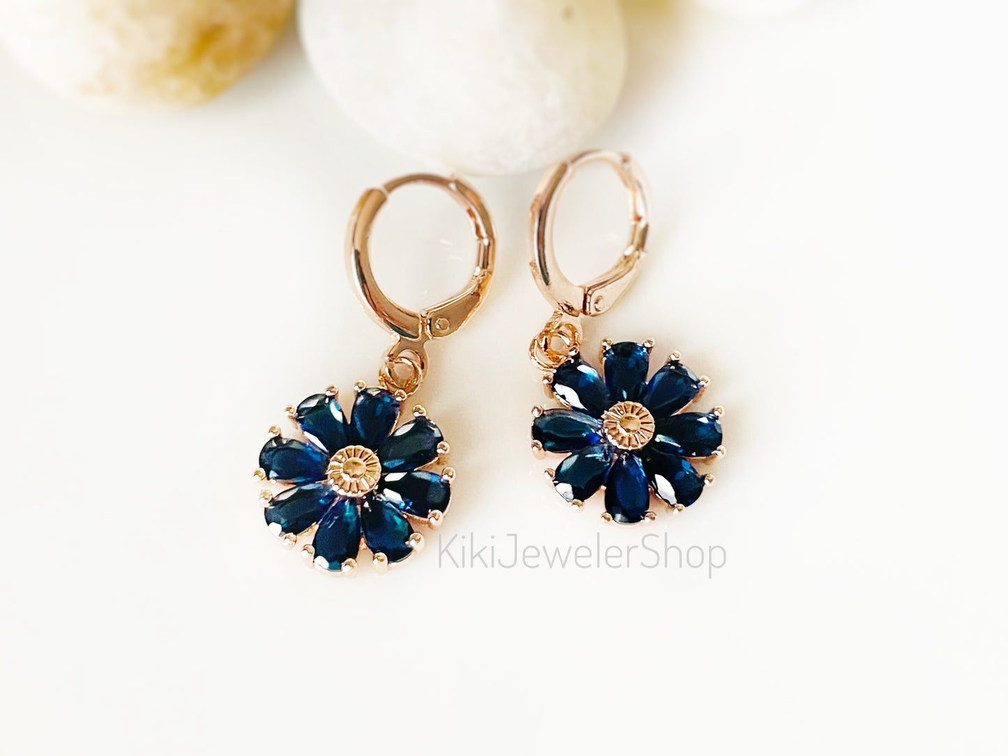 Boucles d'oreilles pendantes marguerite en saphir, boucles d'oreilles fleur en saphir bleu, boucle d'oreille pierre de naissance de septembre, cadeau pour maman, cadeau pour elle