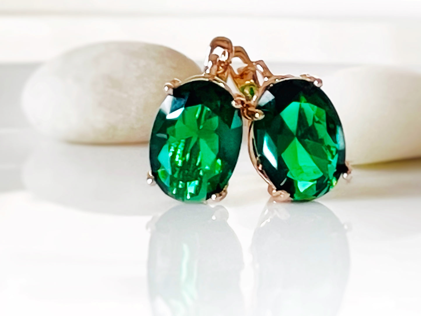 Boucles d'oreilles puces en grenat, rouge foncé, taille coussin, pierre de naissance de janvier, cadeau pour elle, cadeau pour maman