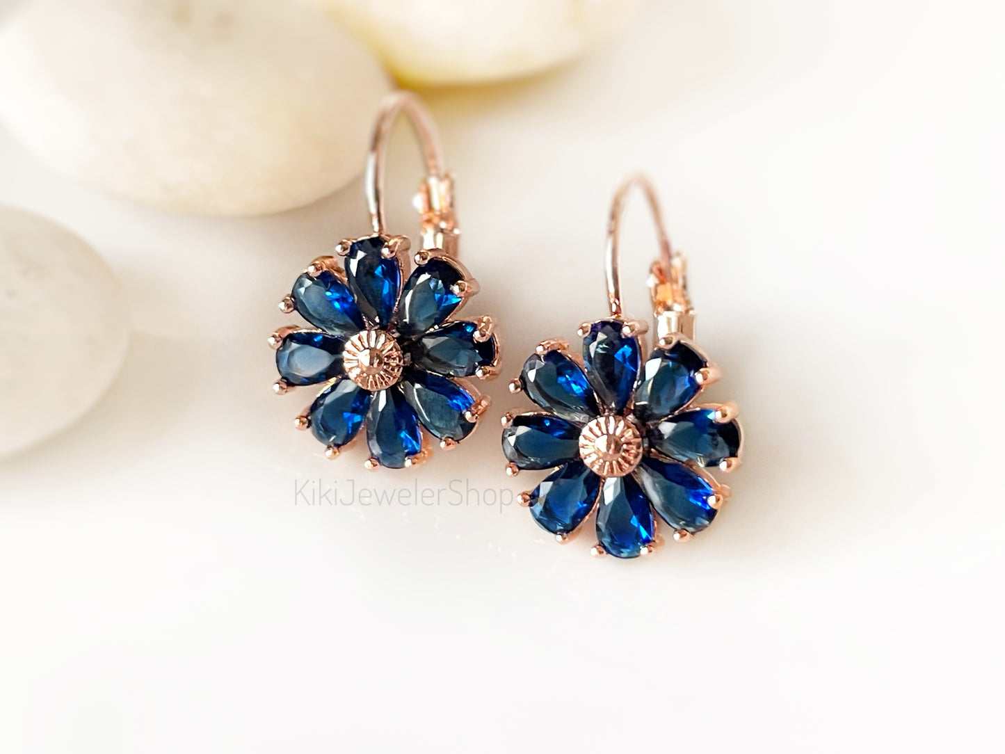 Boucles d'oreilles pendantes marguerite en saphir, boucles d'oreilles fleur en saphir bleu, boucle d'oreille pierre de naissance de septembre, cadeau pour maman, cadeau pour elle