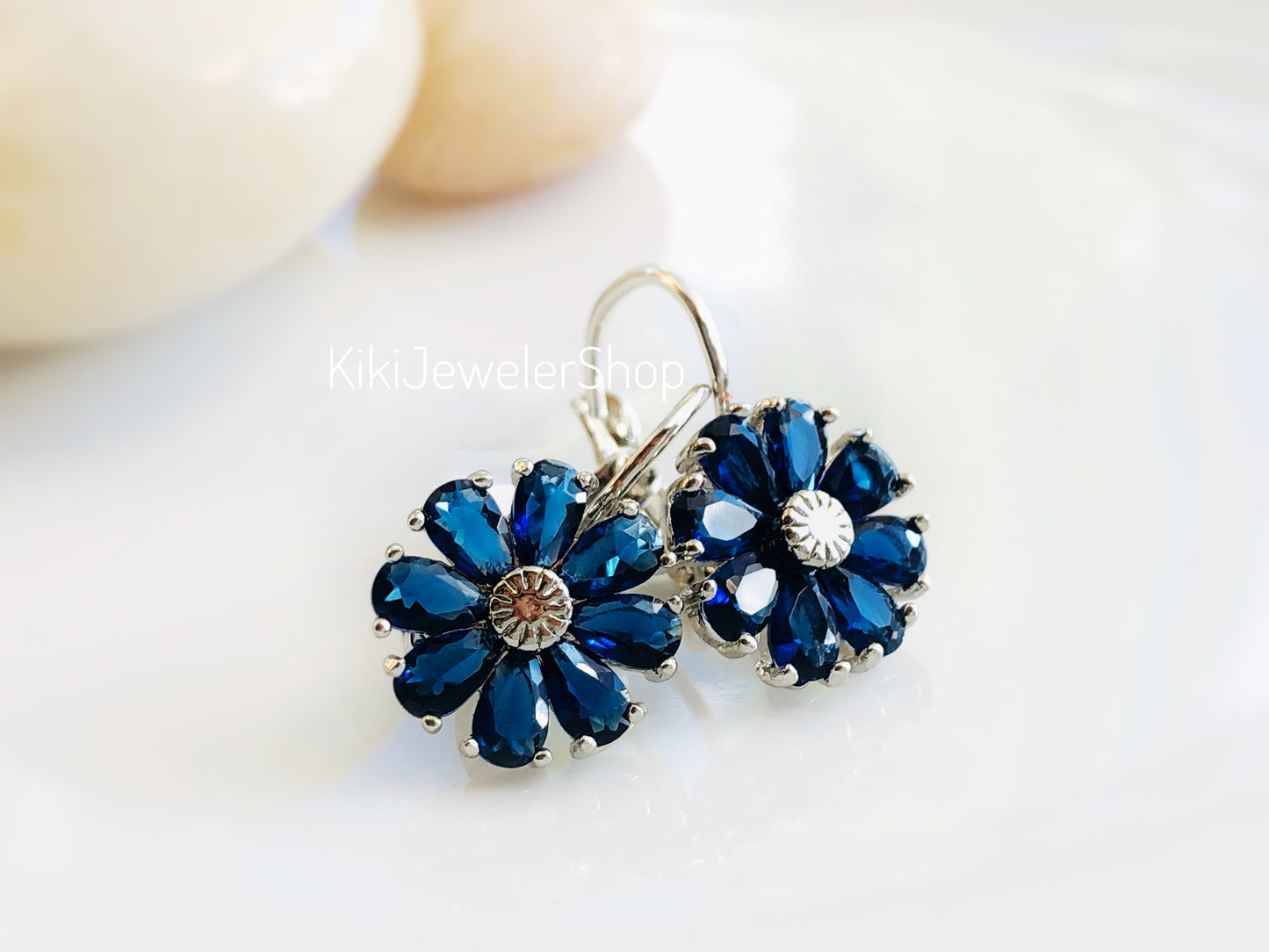 Daisy Flower Earrings Leverback