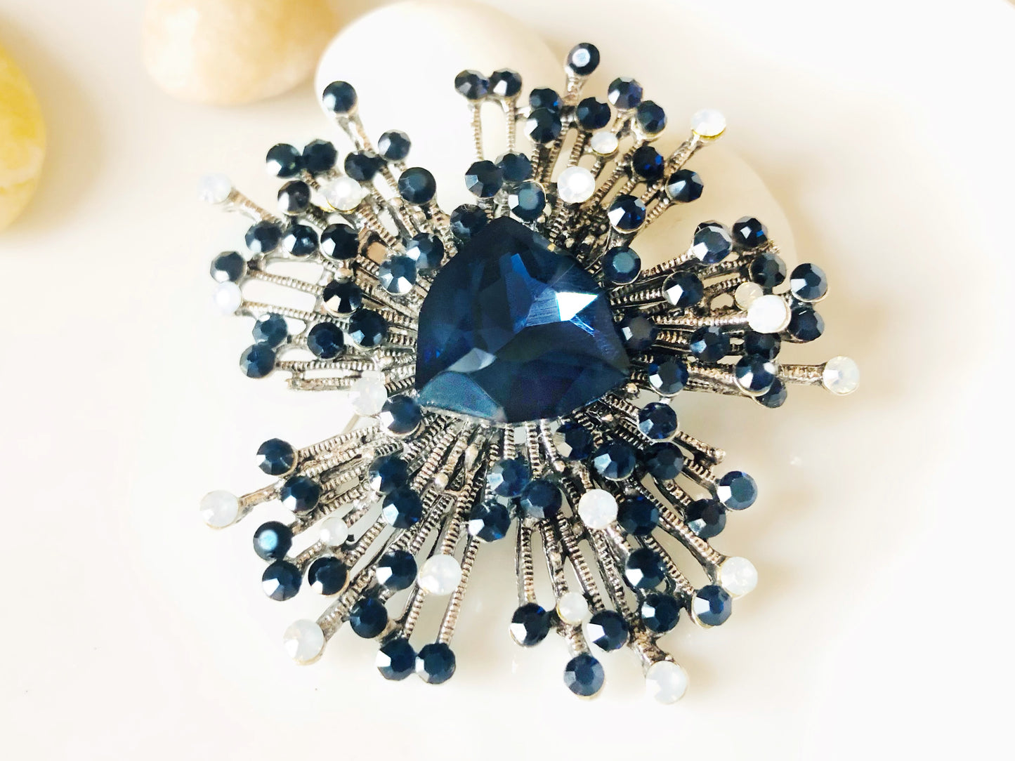Broche en forme d'étoile avec grand cristal noir, pendentif en cristal noir imposant, cadeau idéal pour maman, cadeau pour elle