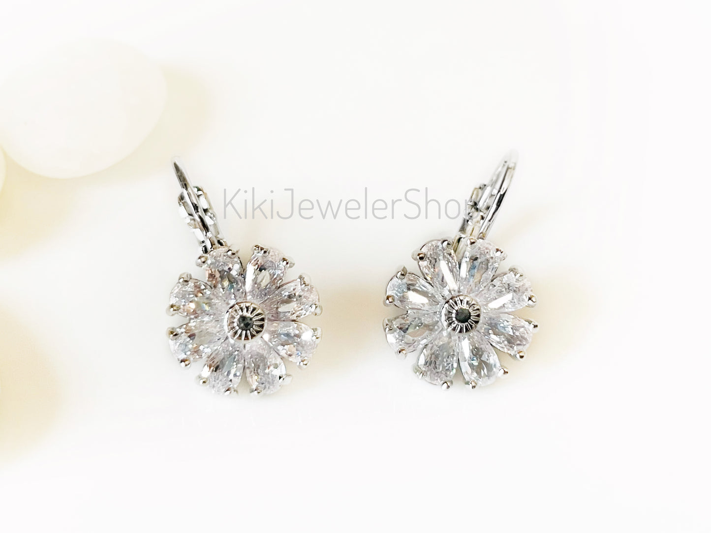 Daisy Flower Earrings Leverback