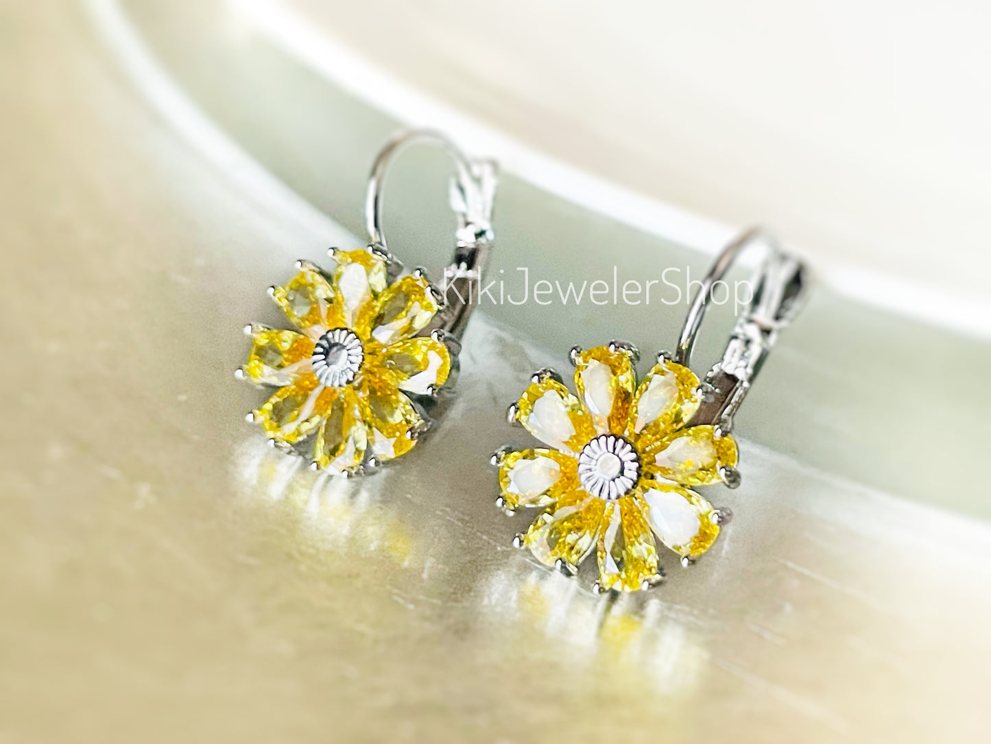 Daisy Flower Earrings Leverback