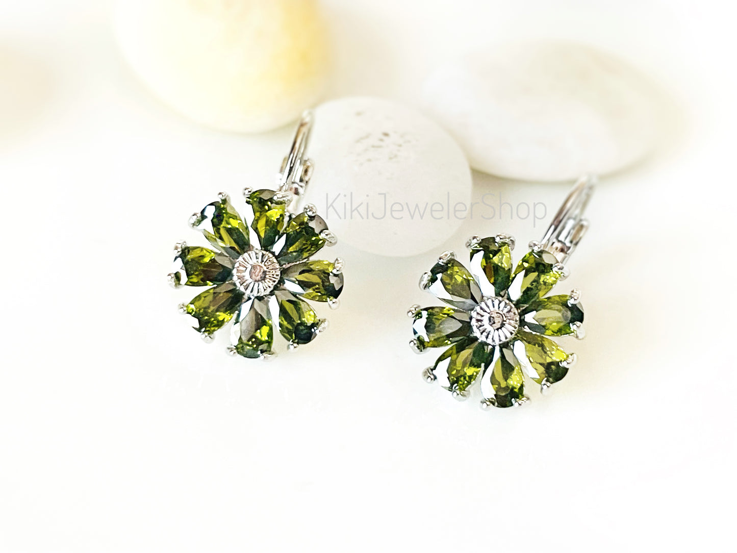 Daisy Flower Earrings Leverback