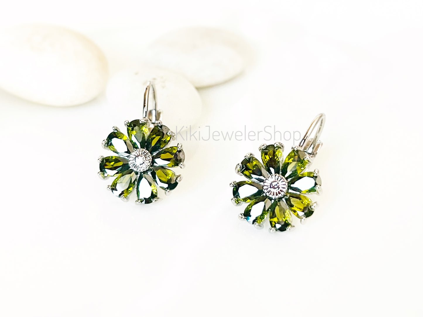 Daisy Flower Earrings Leverback