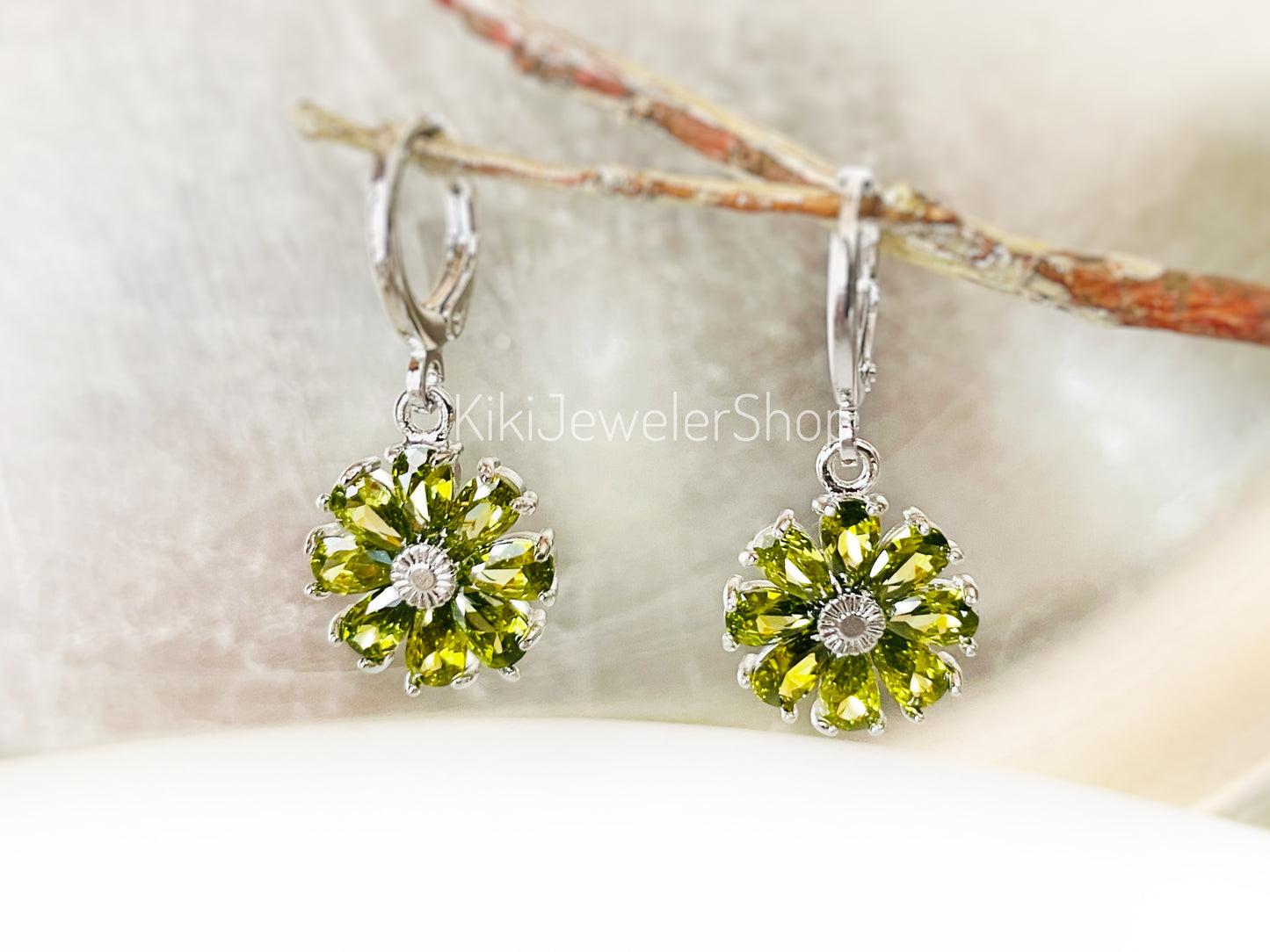 Boucles d'oreilles pendantes en péridot, pierres précieuses vert olive en forme de marguerite, cadeau pour maman, cadeau pour elle, pierre de naissance d'août