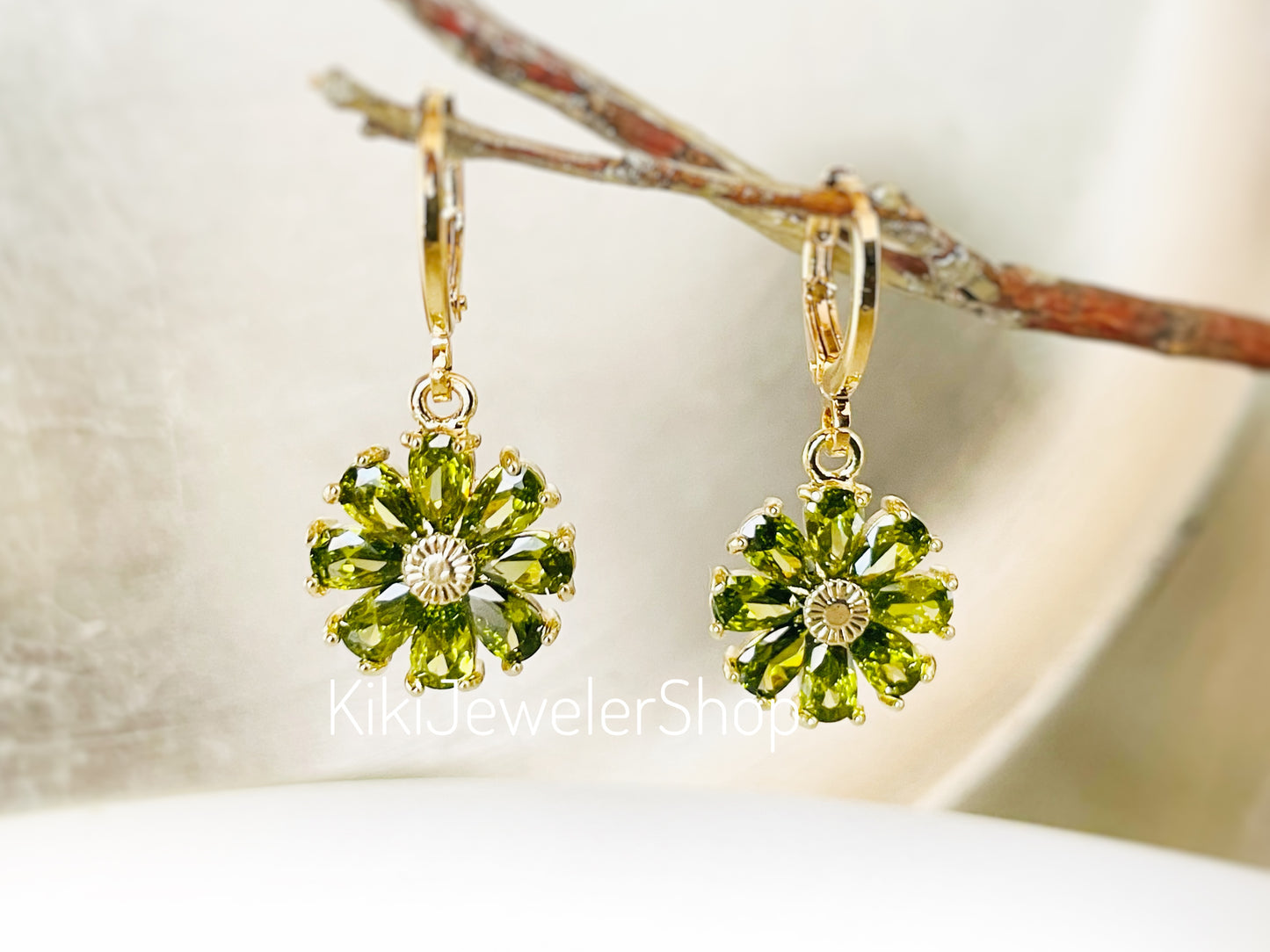 Boucles d'oreilles pendantes en péridot, pierres précieuses vert olive en forme de marguerite, cadeau pour maman, cadeau pour elle, pierre de naissance d'août