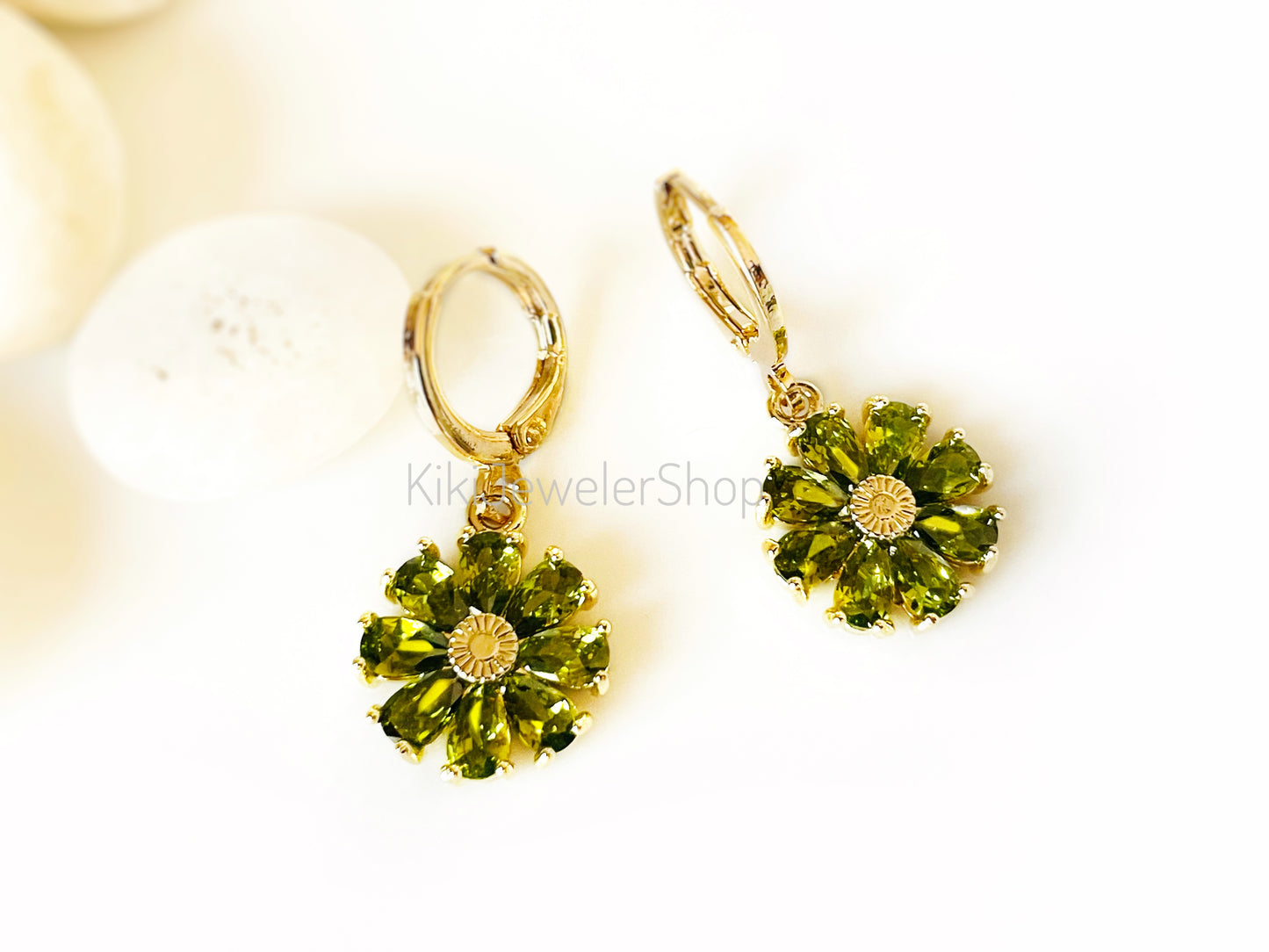 Boucles d'oreilles pendantes en péridot, pierres précieuses vert olive en forme de marguerite, cadeau pour maman, cadeau pour elle, pierre de naissance d'août