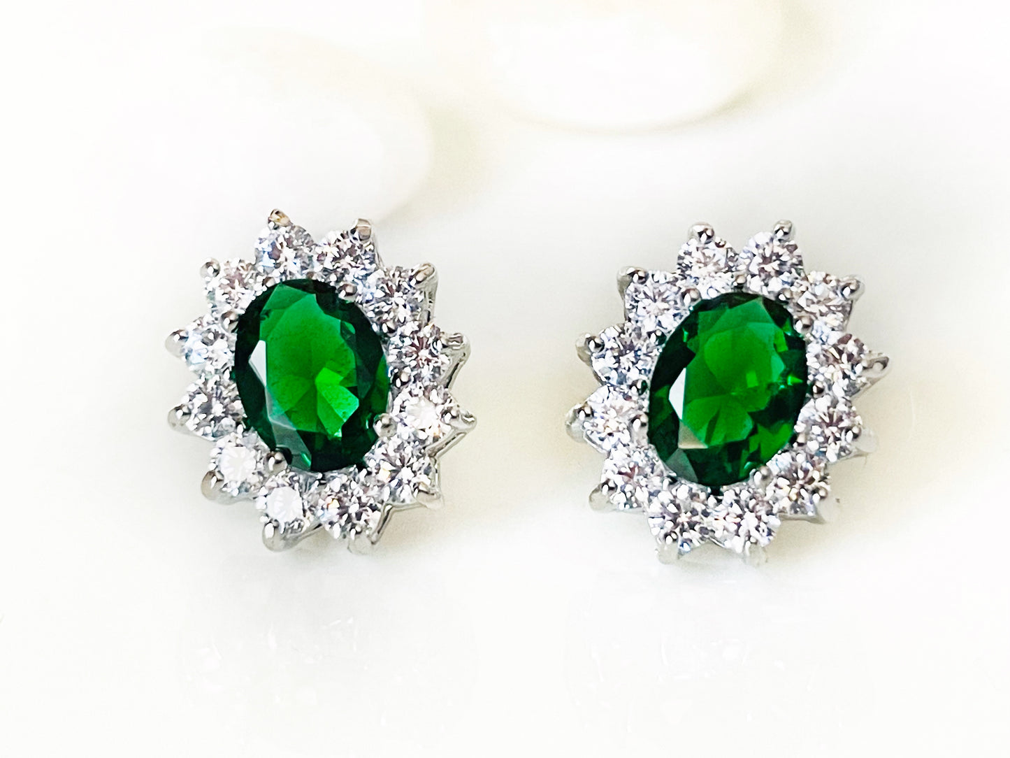 Boucles d'oreilles puces en grenat avec halo, boucle d'oreille en pierre précieuse ovale rouge, cadeau pour elle, cadeau pour maman, puces rouges classiques, boucles d'oreilles pierre de naissance de juillet