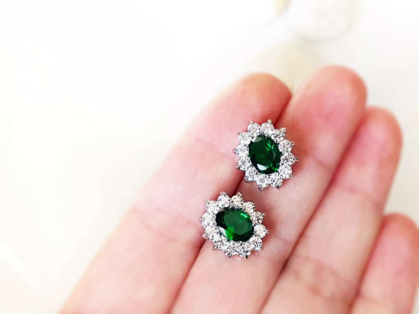 Boucles d'oreilles puces en grenat avec halo, boucle d'oreille en pierre précieuse ovale rouge, cadeau pour elle, cadeau pour maman, puces rouges classiques, boucles d'oreilles pierre de naissance de juillet