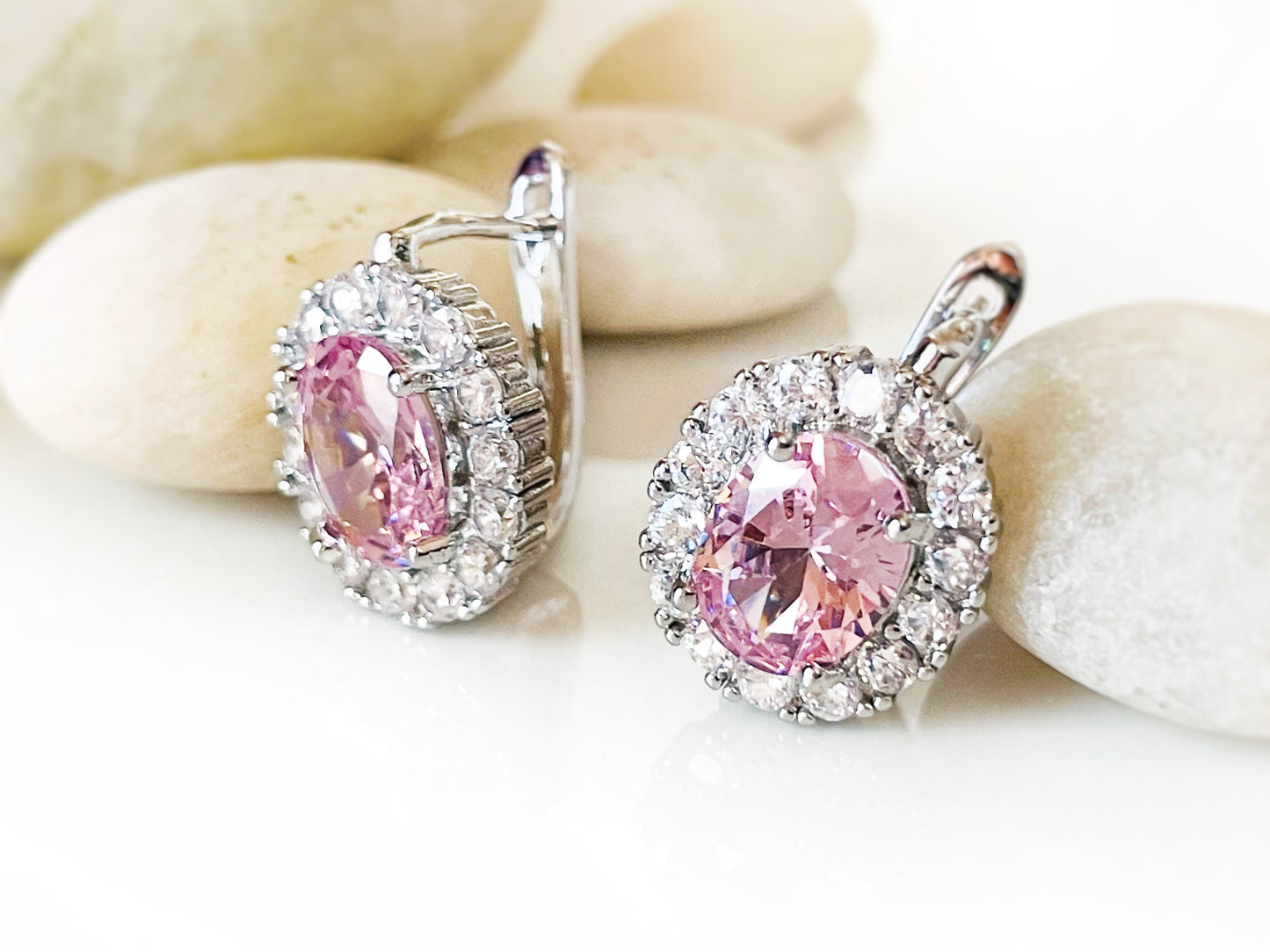 Boucles d'oreilles à fermoir à levier serties d'un saphir halo, pierre précieuse bleue en or blanc 18 carats, cadeau pour elle, cadeau pour maman, boucles d'oreilles pierre de naissance de septembre