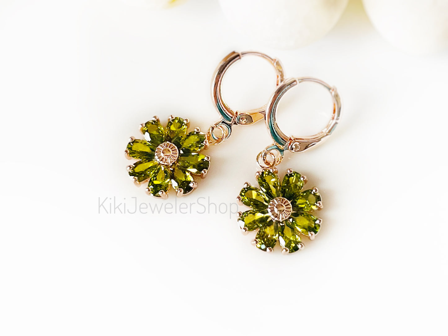 Boucles d'oreilles pendantes en péridot, pierres précieuses vert olive en forme de marguerite, cadeau pour maman, cadeau pour elle, pierre de naissance d'août