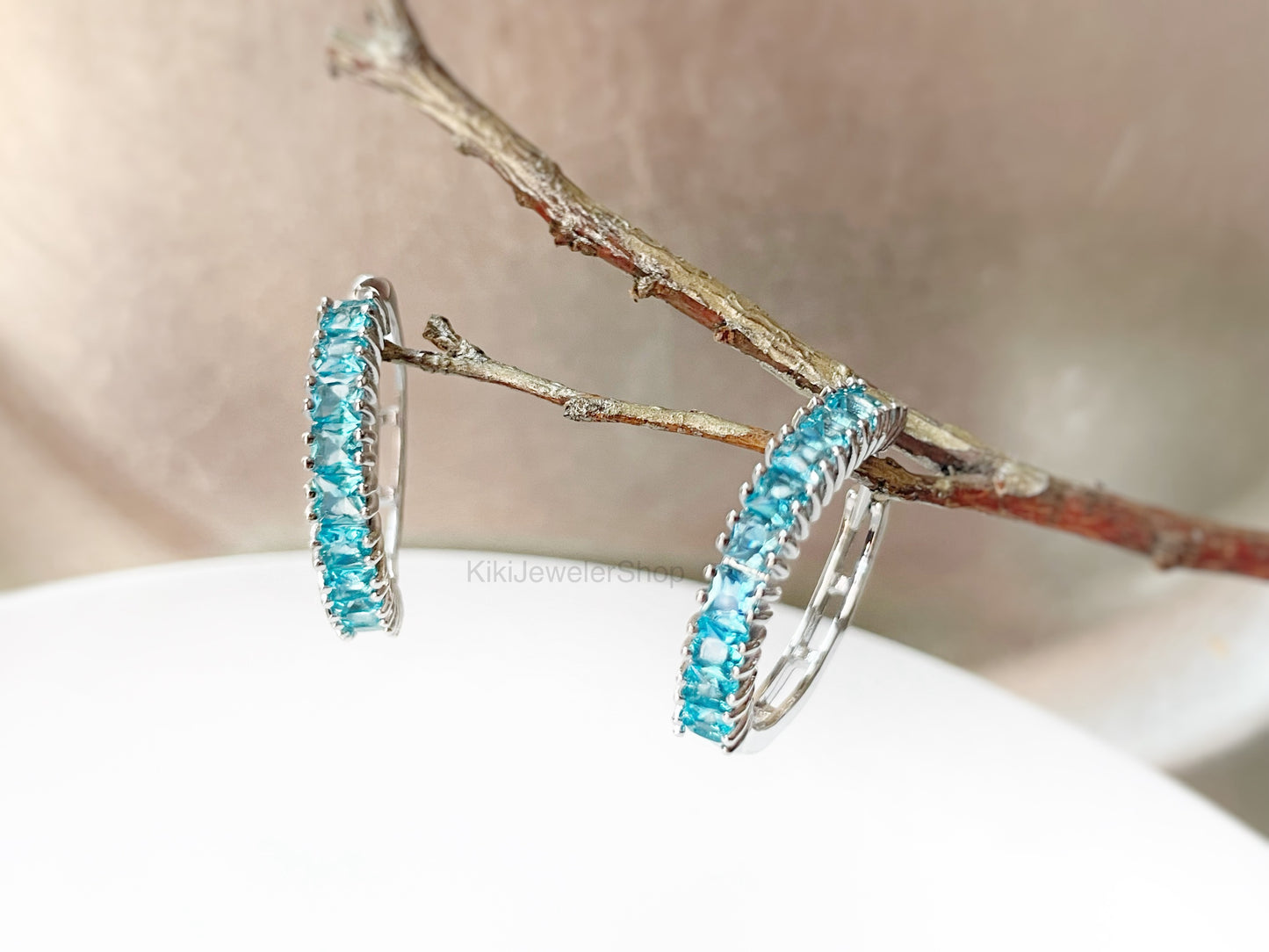 Boucles d'oreilles créoles en saphir bleu, pierre précieuse bleu foncé, 2,5 cm, cadeau pour elle, cadeau pour maman, pierre de naissance de septembre