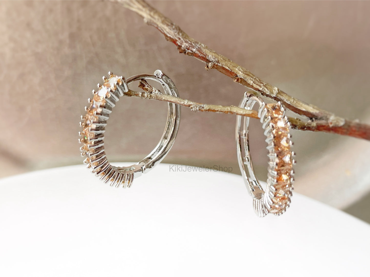 Boucles d'oreilles créoles en saphir bleu, pierre précieuse bleu foncé, 2,5 cm, cadeau pour elle, cadeau pour maman, pierre de naissance de septembre