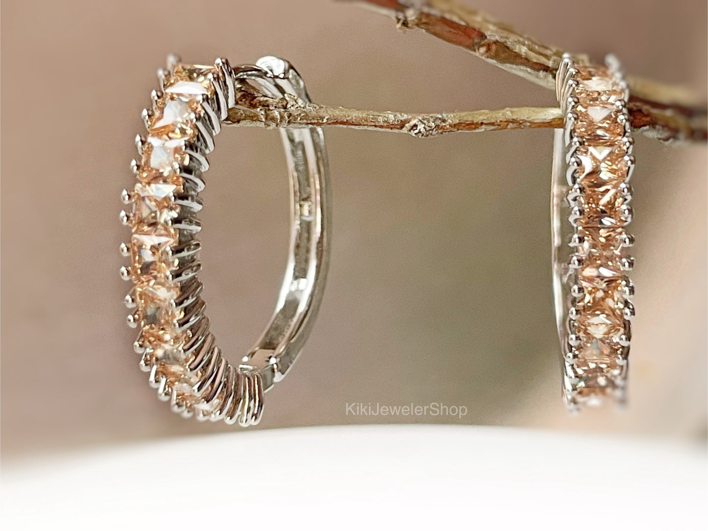 Boucles d'oreilles créoles en saphir bleu, pierre précieuse bleu foncé, 2,5 cm, cadeau pour elle, cadeau pour maman, pierre de naissance de septembre