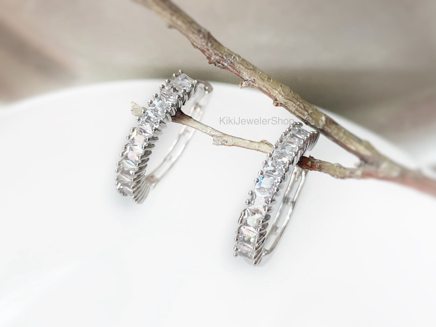 Boucles d'oreilles créoles en saphir bleu, pierre précieuse bleu foncé, 2,5 cm, cadeau pour elle, cadeau pour maman, pierre de naissance de septembre