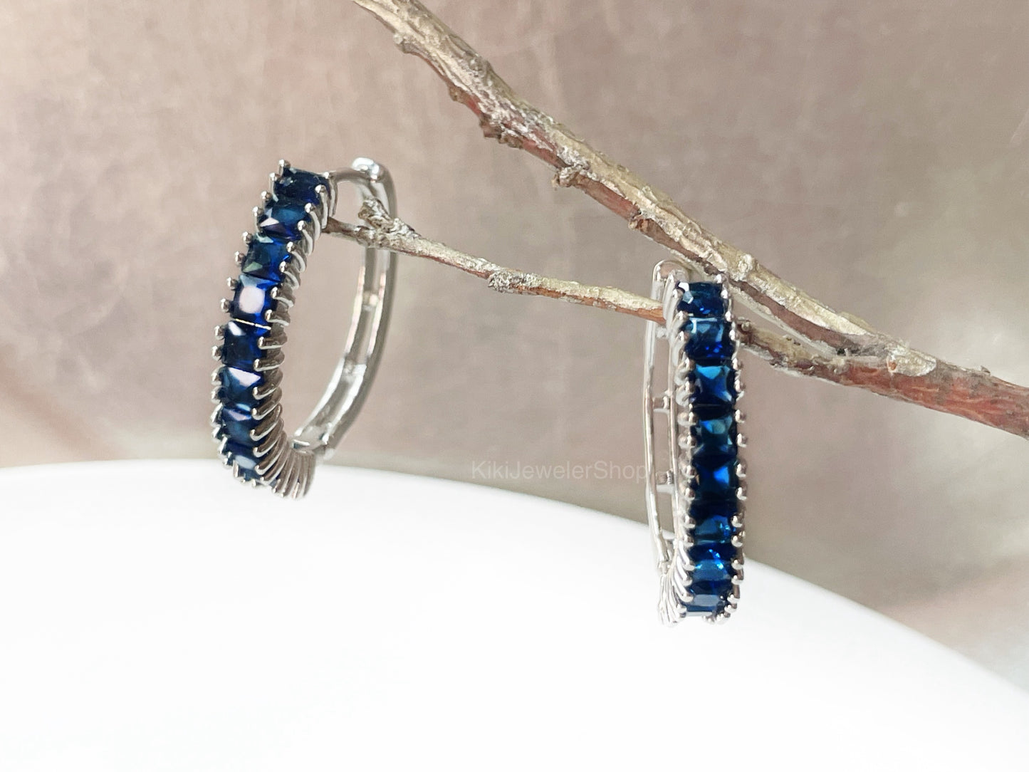 Boucles d'oreilles créoles en saphir bleu, pierre précieuse bleu foncé, 2,5 cm, cadeau pour elle, cadeau pour maman, pierre de naissance de septembre
