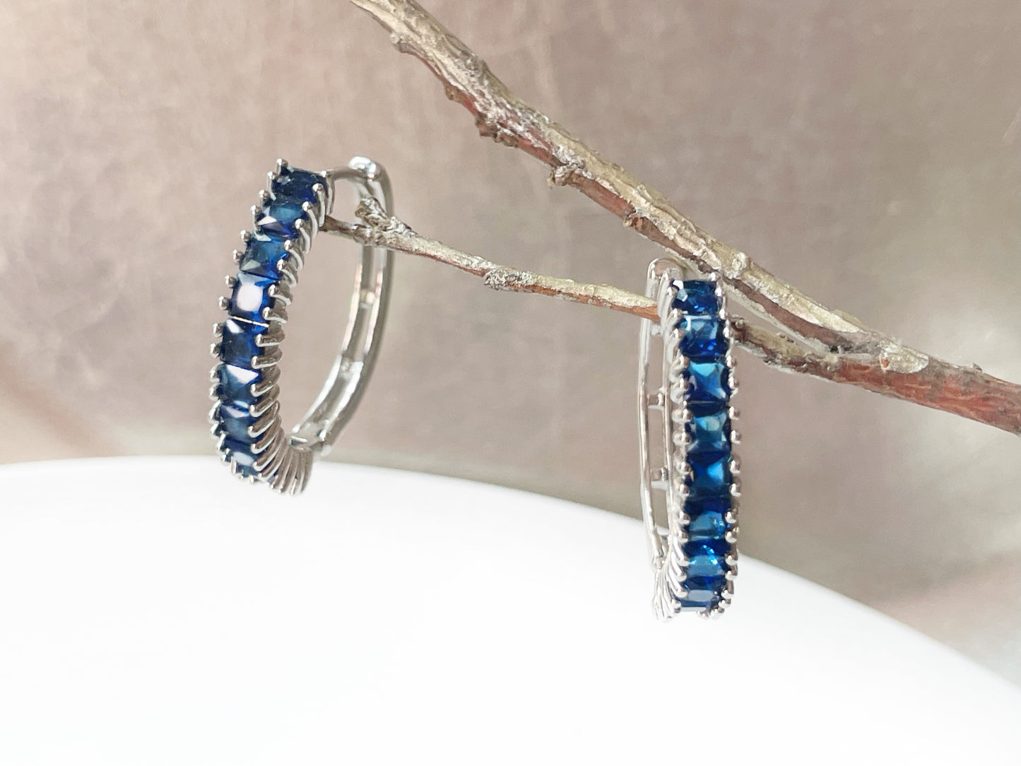 Boucles d'oreilles créoles en saphir bleu, pierre précieuse bleu foncé, 2,5 cm, cadeau pour elle, cadeau pour maman, pierre de naissance de septembre