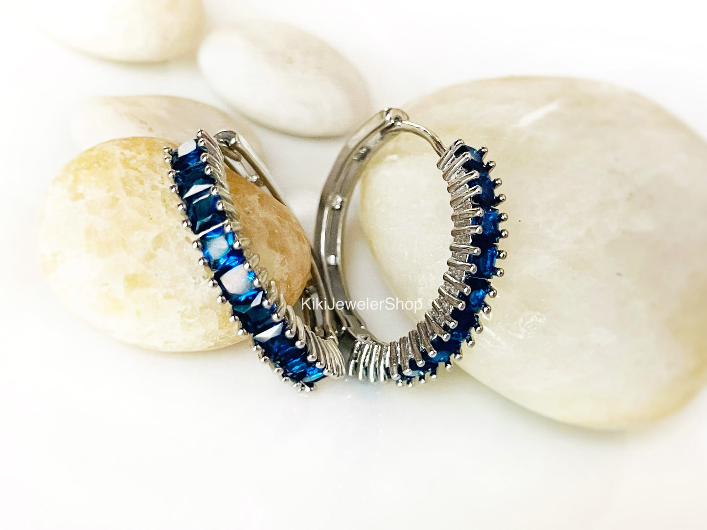 Boucles d'oreilles créoles en saphir bleu, pierre précieuse bleu foncé, 2,5 cm, cadeau pour elle, cadeau pour maman, pierre de naissance de septembre