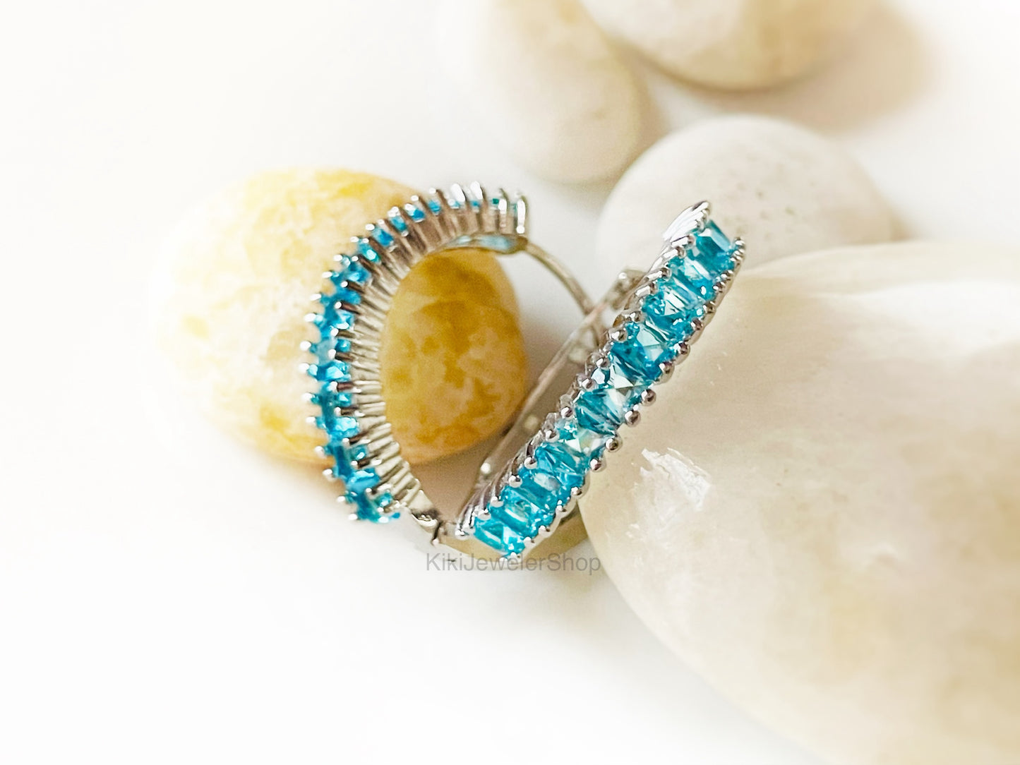 Boucles d'oreilles créoles en saphir bleu, pierre précieuse bleu foncé, 2,5 cm, cadeau pour elle, cadeau pour maman, pierre de naissance de septembre