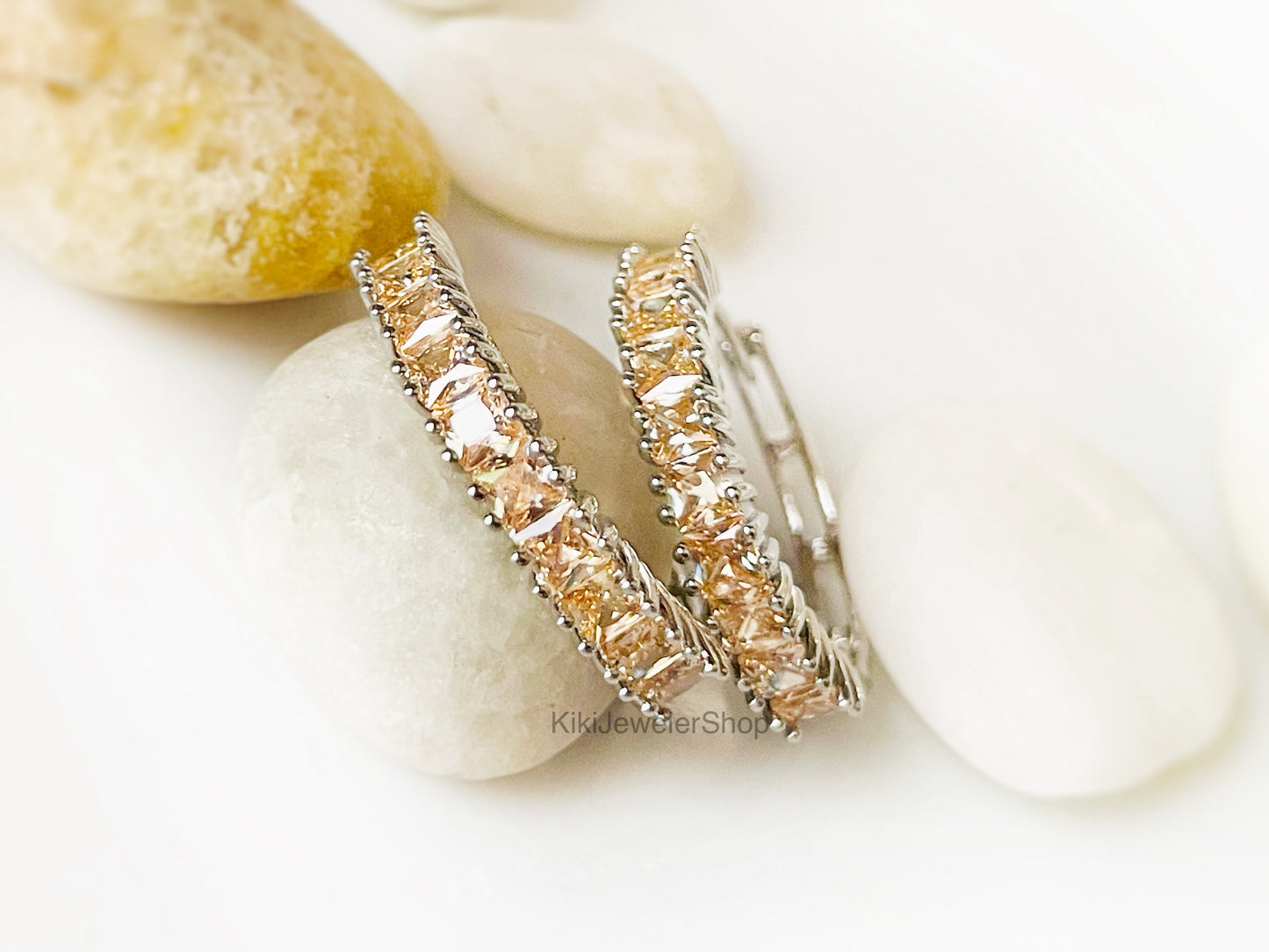 Boucles d'oreilles créoles en saphir bleu, pierre précieuse bleu foncé, 2,5 cm, cadeau pour elle, cadeau pour maman, pierre de naissance de septembre