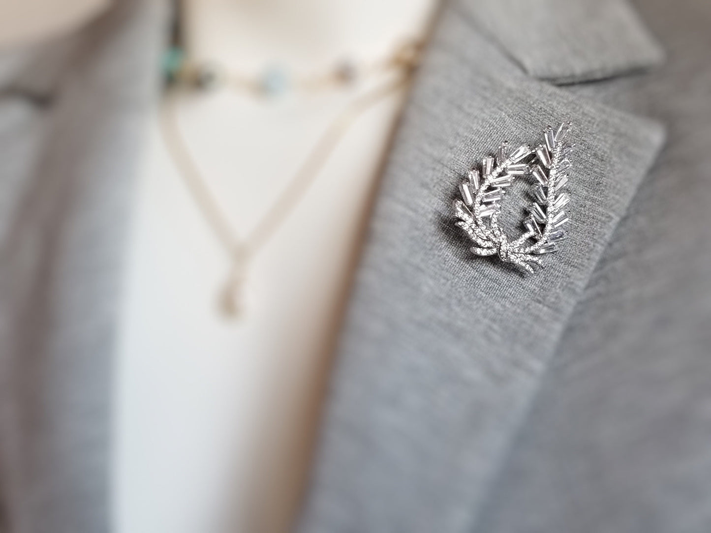 White sapphire wreath brooch in 18k white gold rhodium, wedding brooch, bridal brooch, gift for her, gift for mom