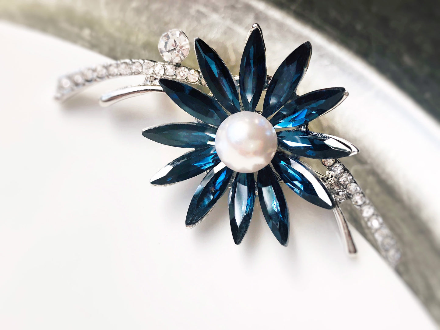 Sapphire pearl flower brooch, daisy flower brooch pin in yellow gold, wedding bouquet brooch, gift for mom, gift for her