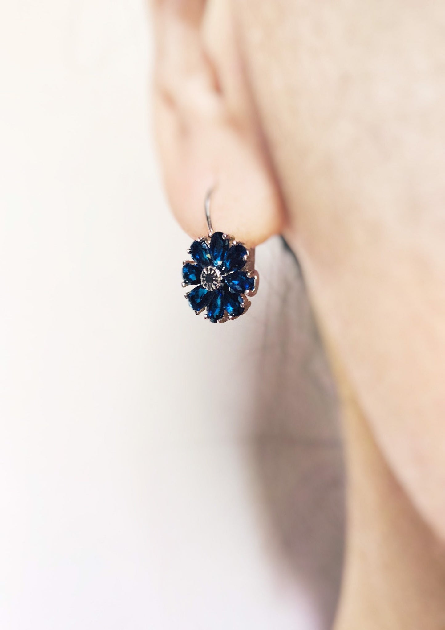 Blue topaz daisy leverback earrings, blue gemstone flower earrings, December birthstone earrings, gift for mom, gift for her